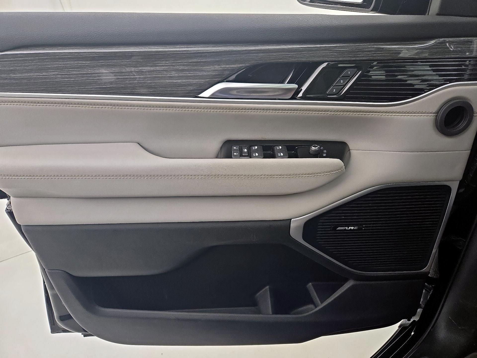 Thumbnail: 2022 Jeep Wagoneer - 12