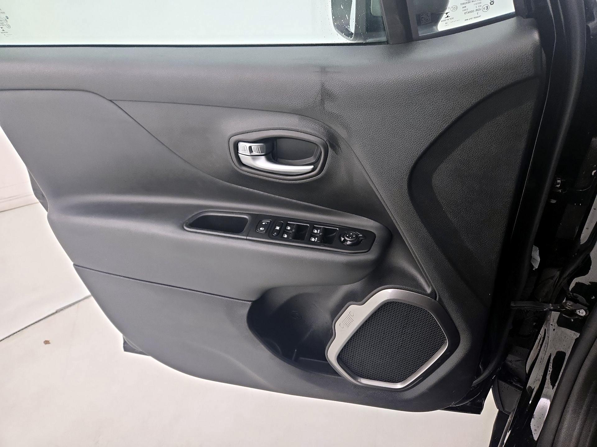 Thumbnail: 2019 Jeep Renegade - 12