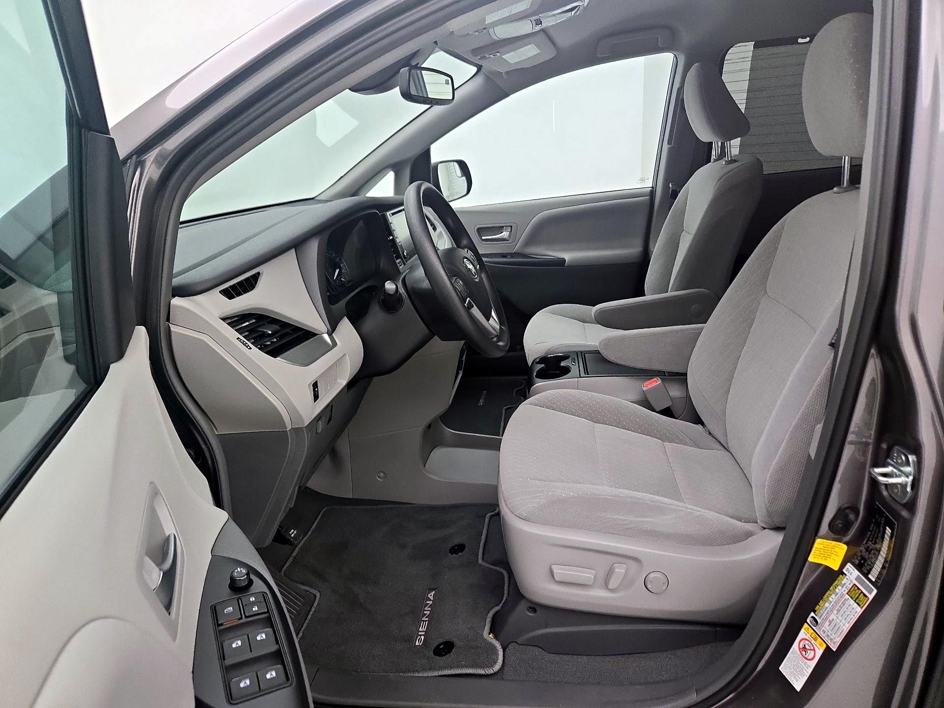 Thumbnail: 2019 Toyota Sienna - 11