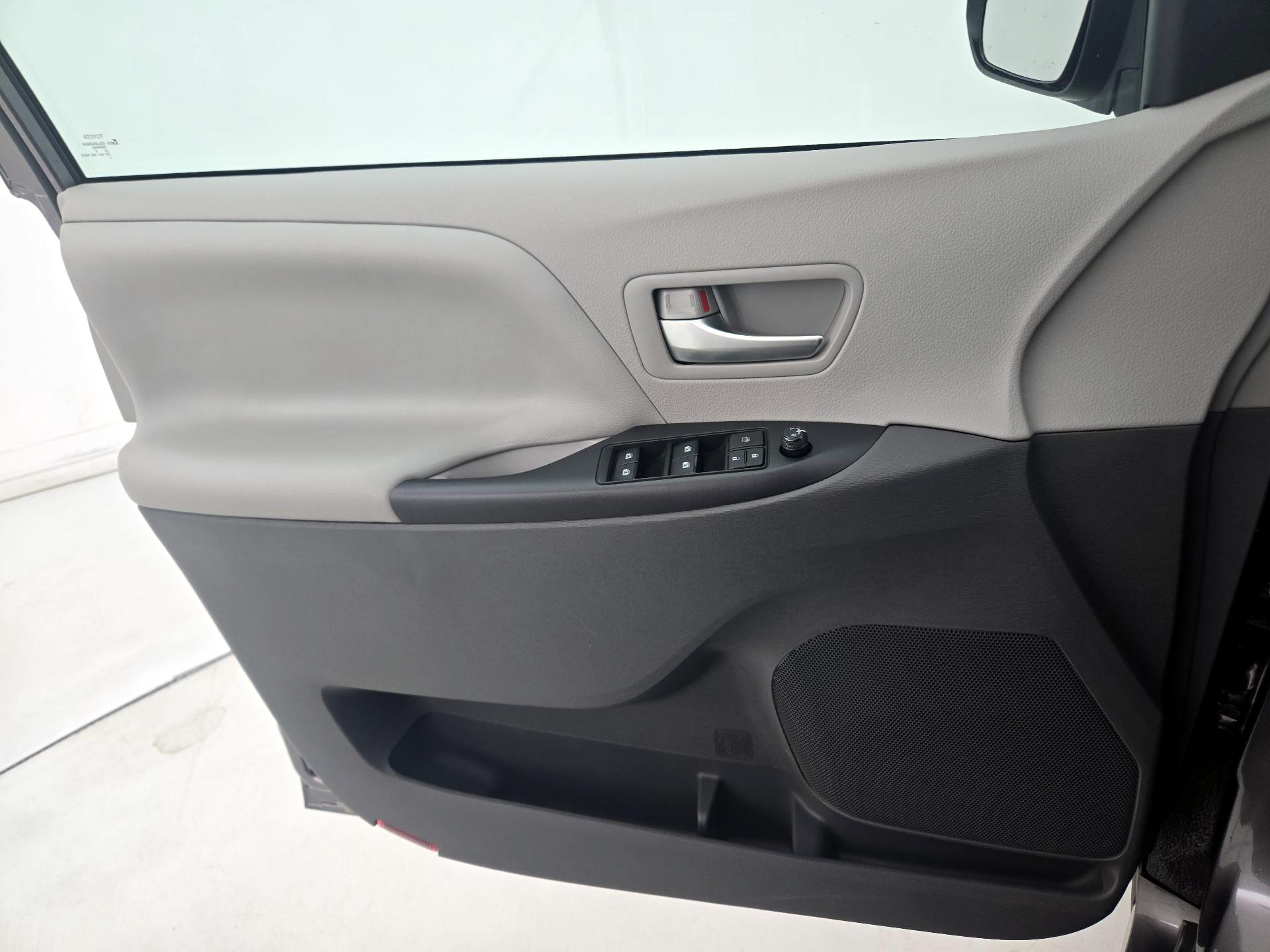 Thumbnail: 2019 Toyota Sienna - 12