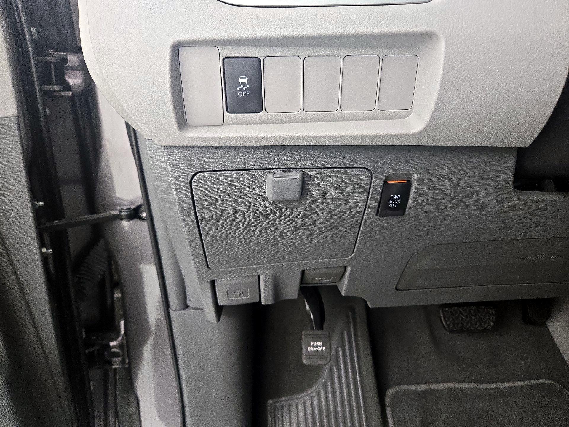 Thumbnail: 2019 Toyota Sienna - 13