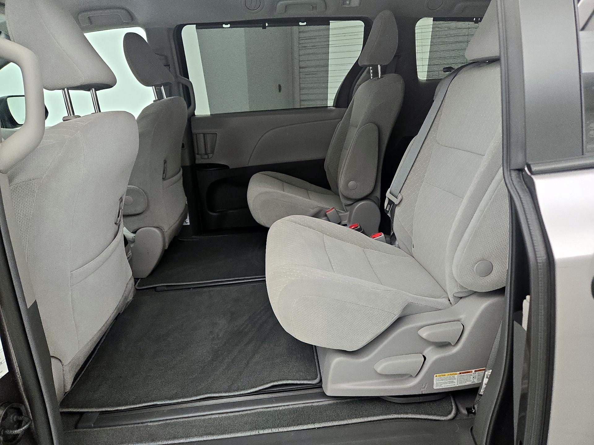 Thumbnail: 2019 Toyota Sienna - 19