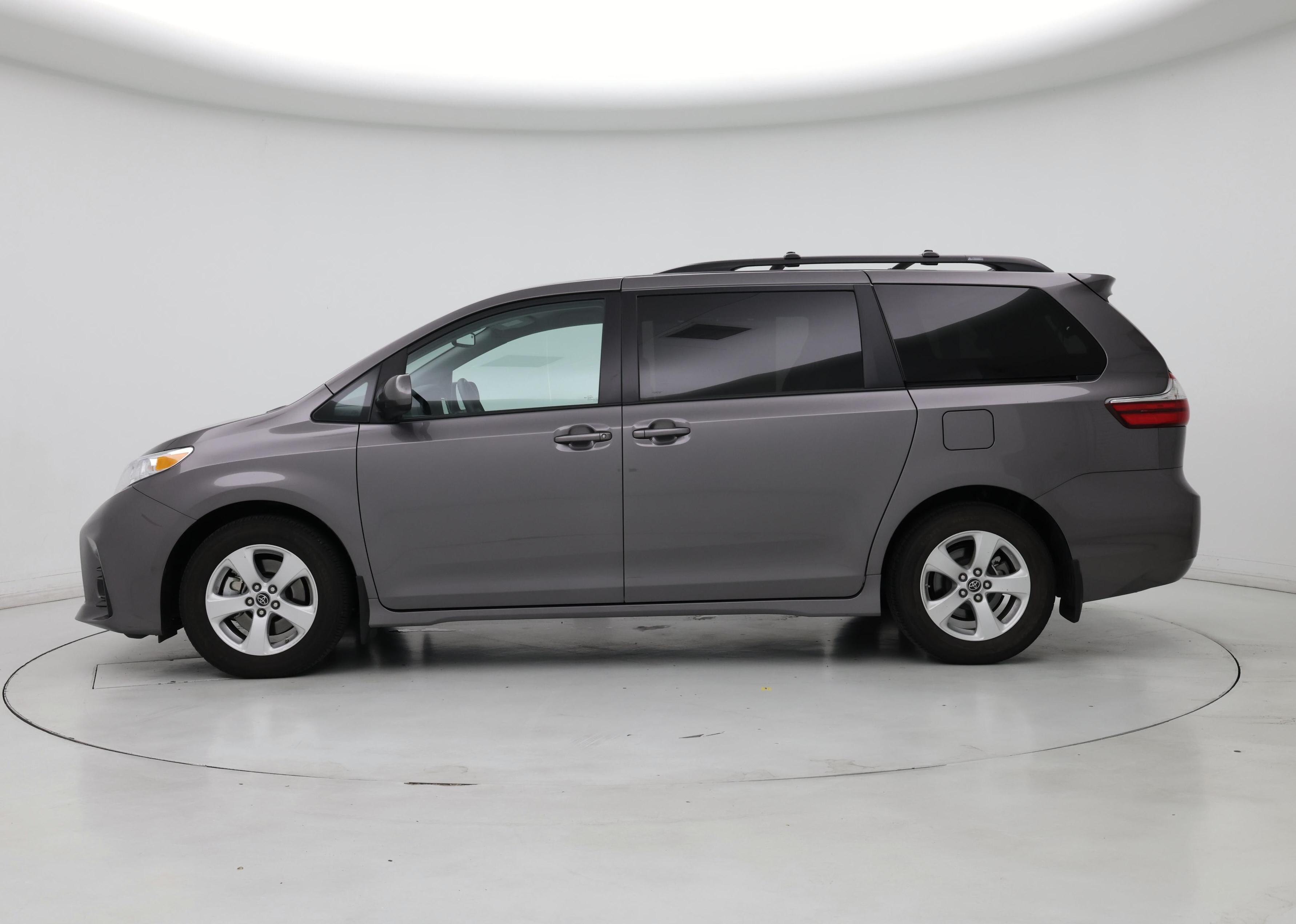 Thumbnail: 2019 Toyota Sienna - 3