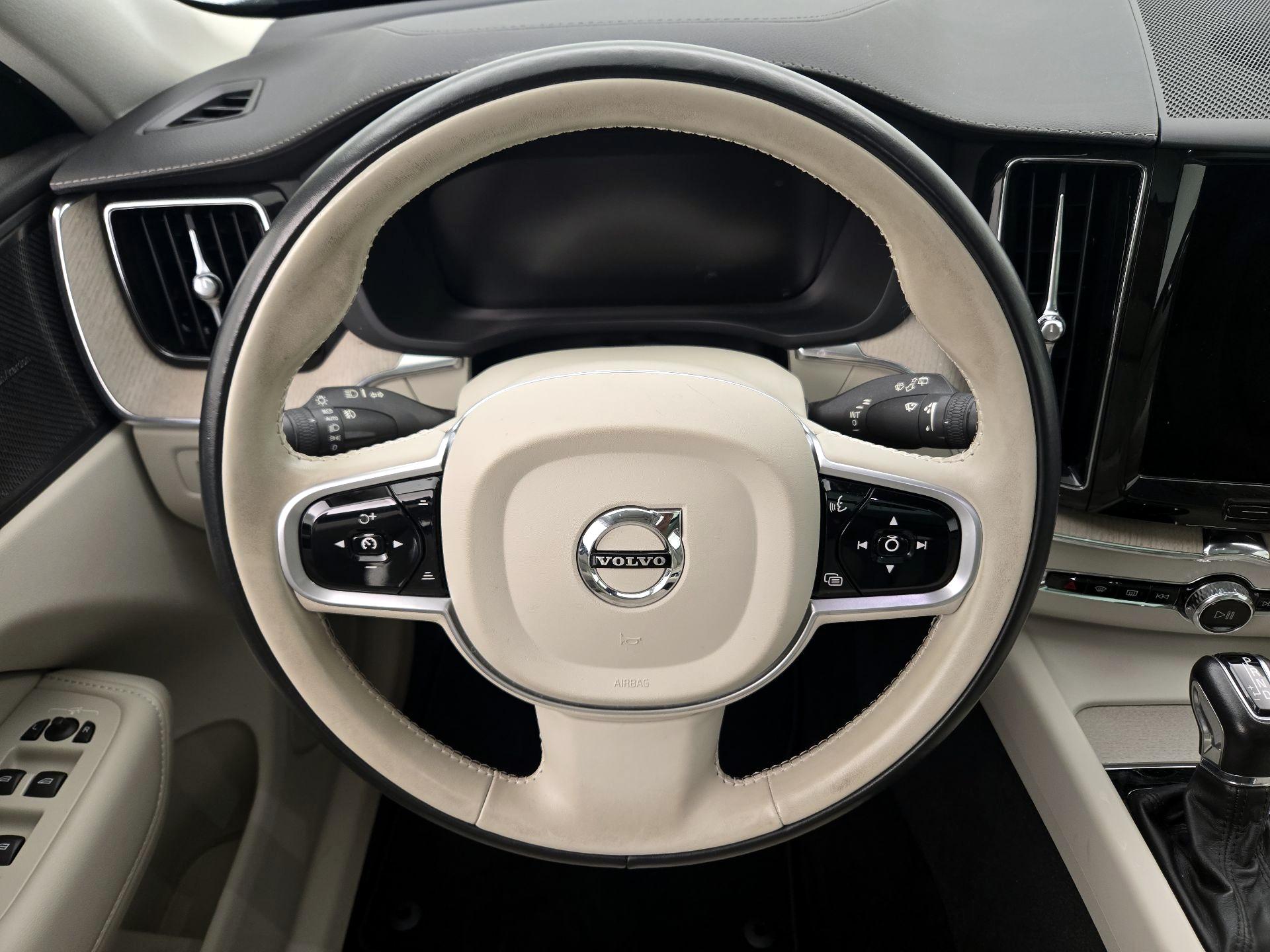 Thumbnail: 2021 Volvo XC60 - 10