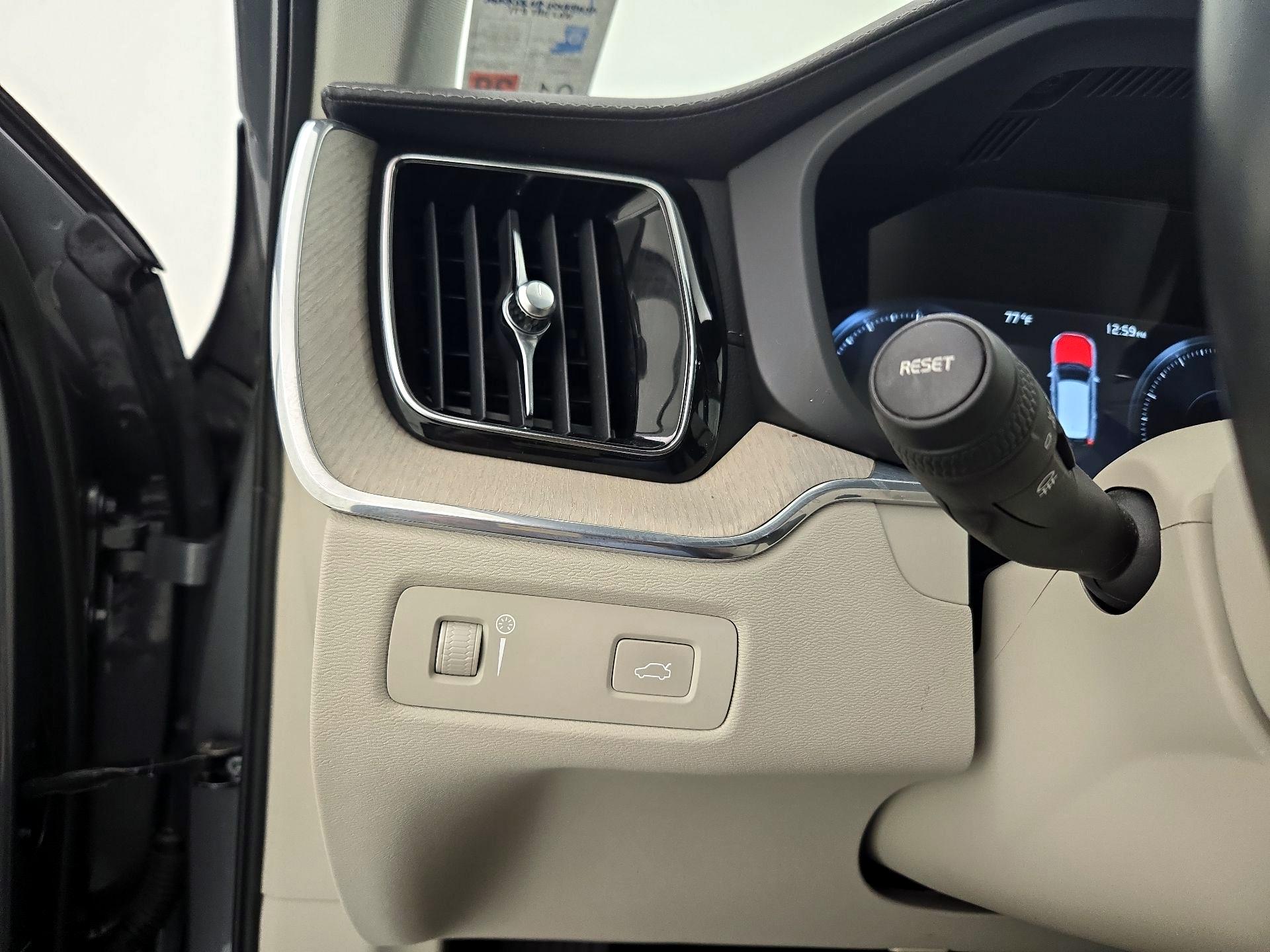 Thumbnail: 2021 Volvo XC60 - 13