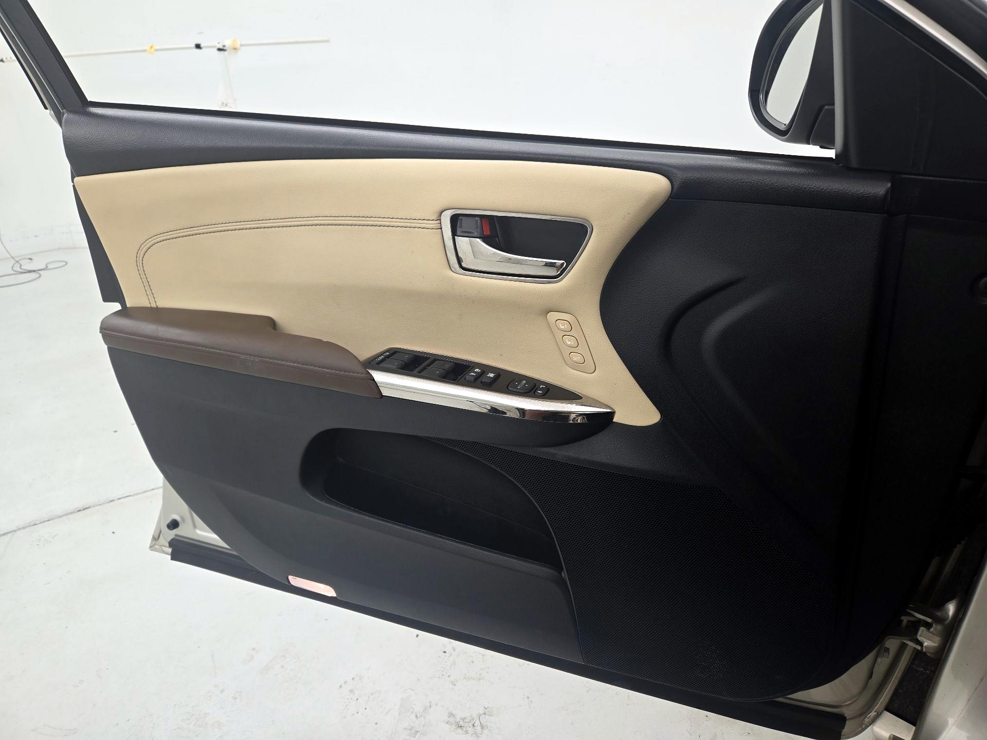 Thumbnail: 2014 Toyota Avalon - 12