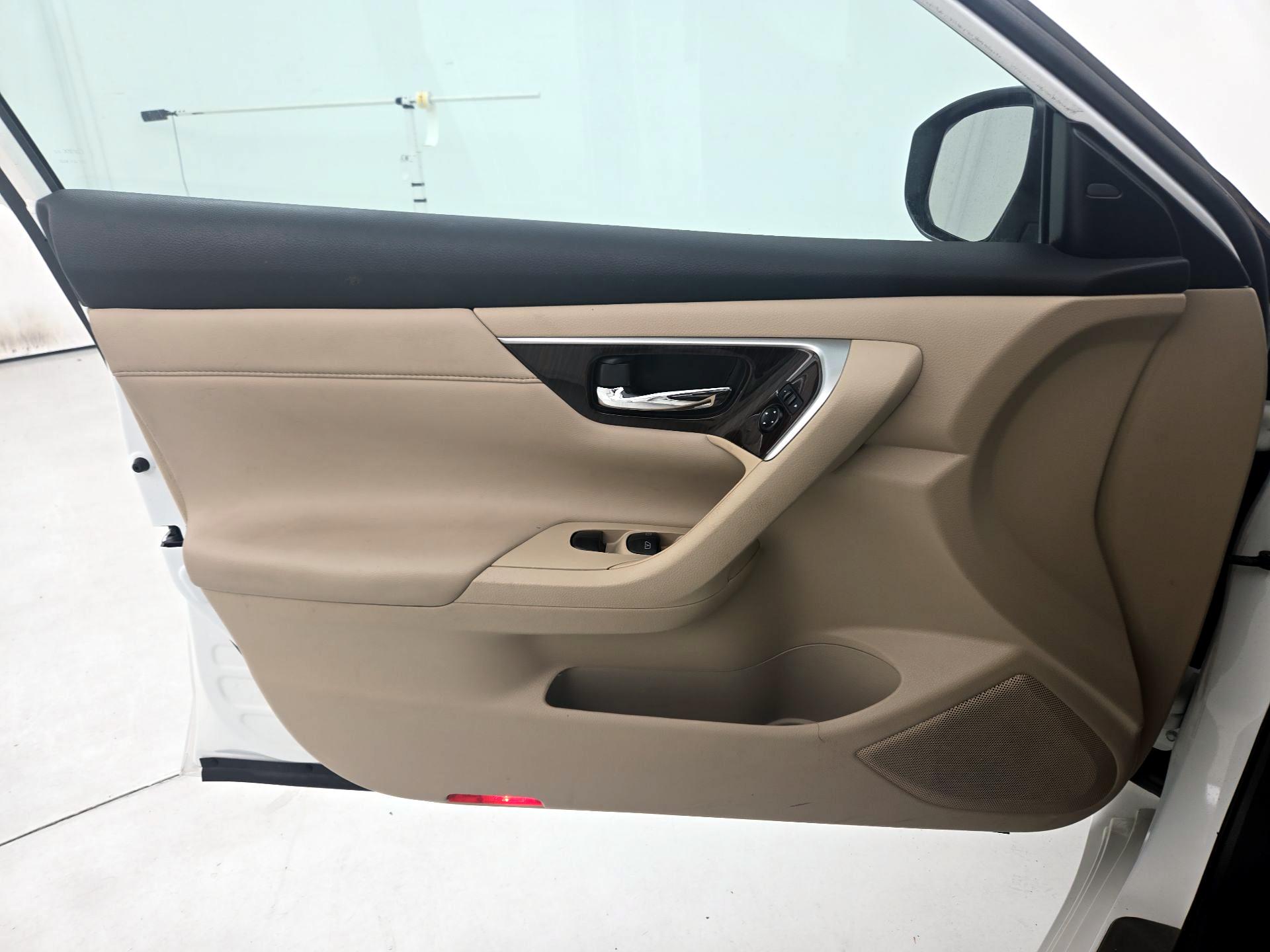 Thumbnail: 2015 Nissan Altima - 12