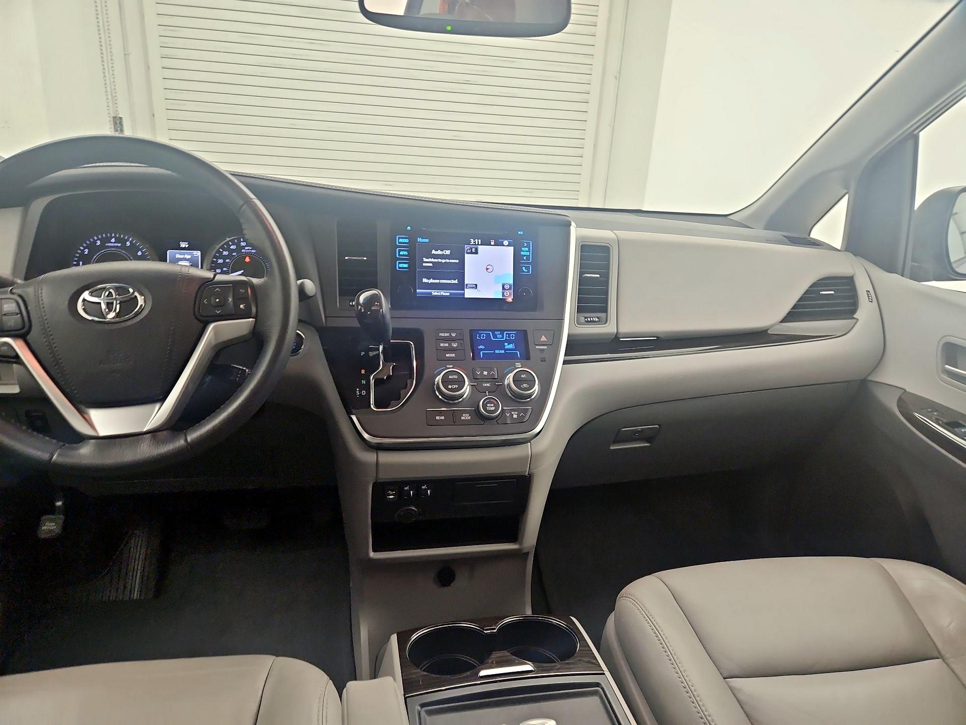 Thumbnail: 2017 Toyota Sienna - 9
