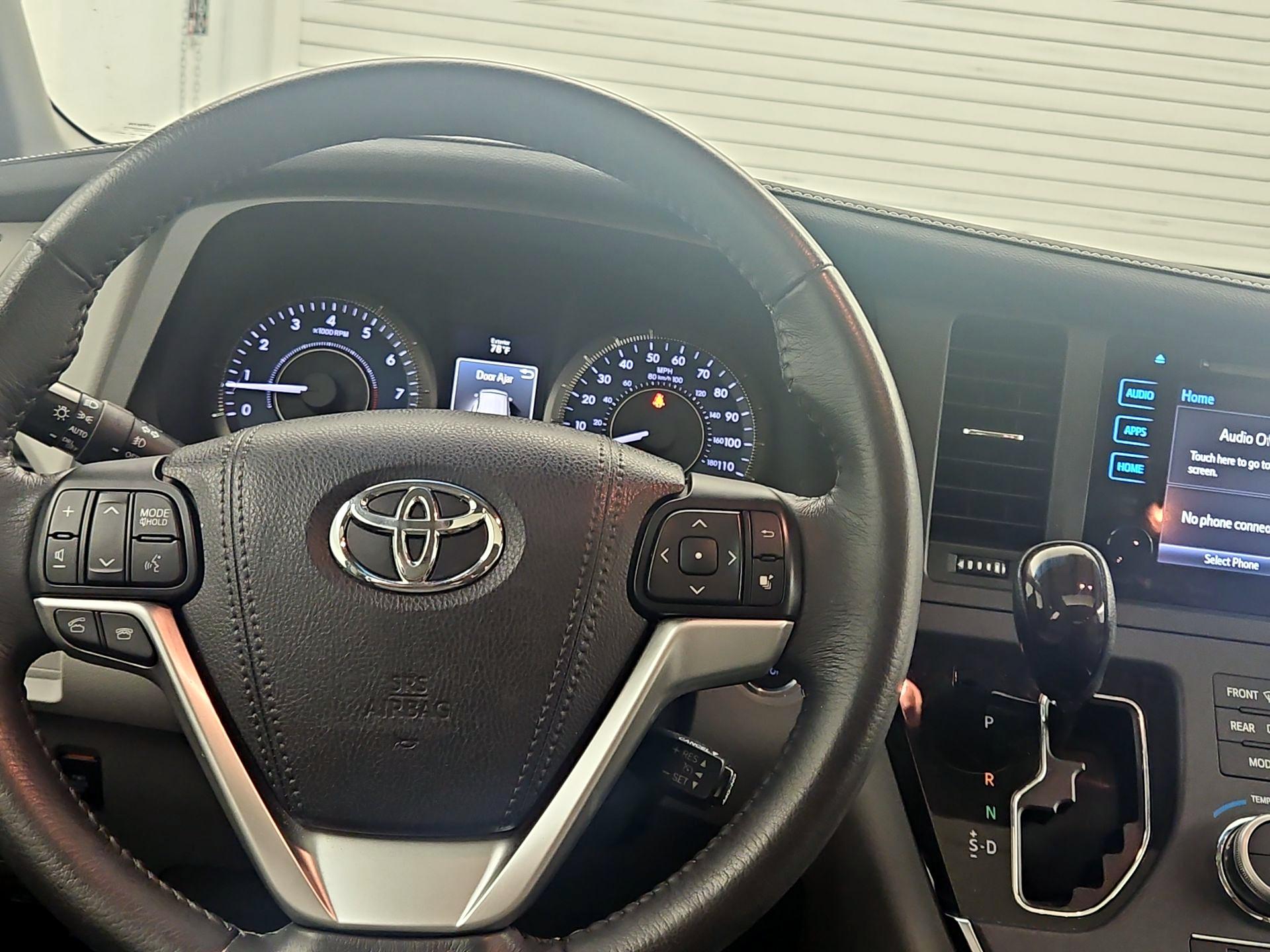 Thumbnail: 2017 Toyota Sienna - 10