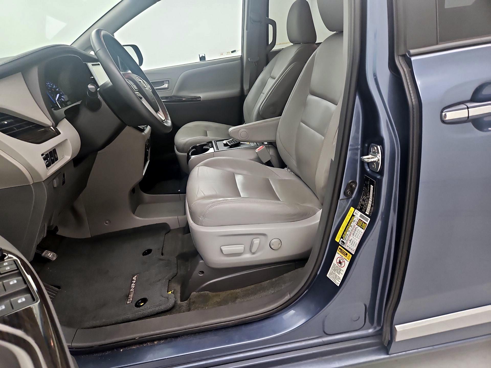 Thumbnail: 2017 Toyota Sienna - 11