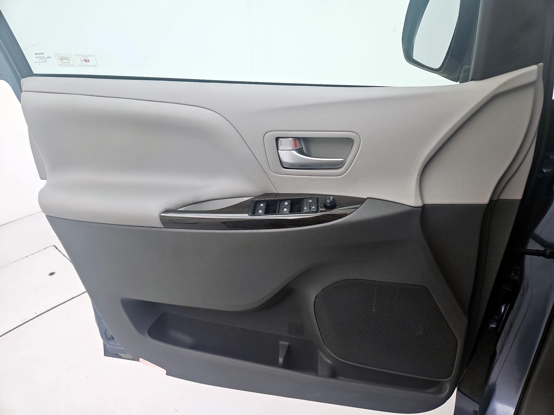 Thumbnail: 2017 Toyota Sienna - 12