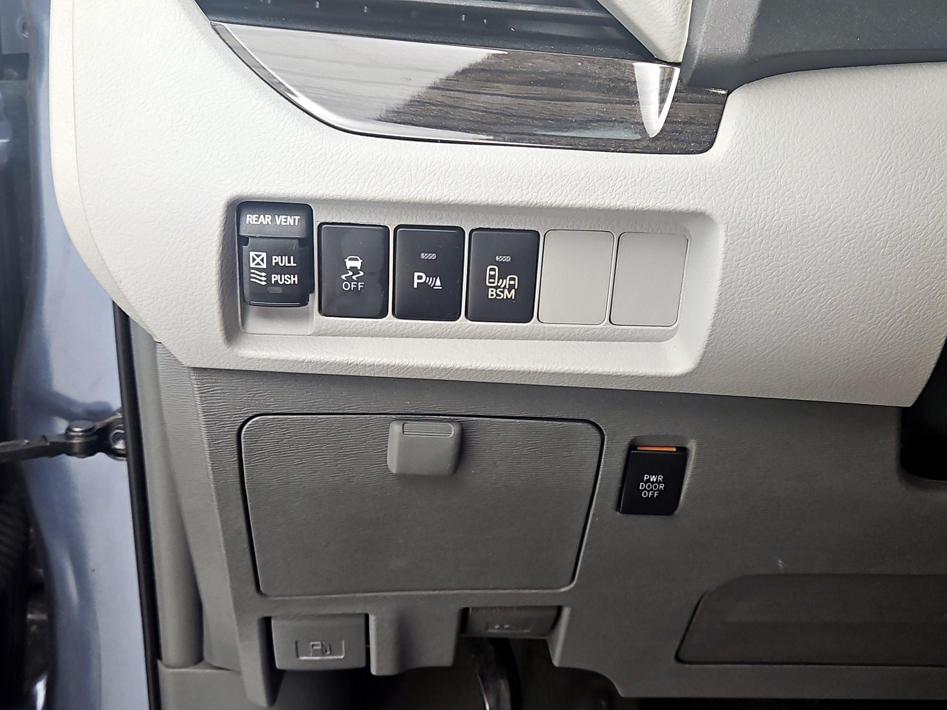 Thumbnail: 2017 Toyota Sienna - 13