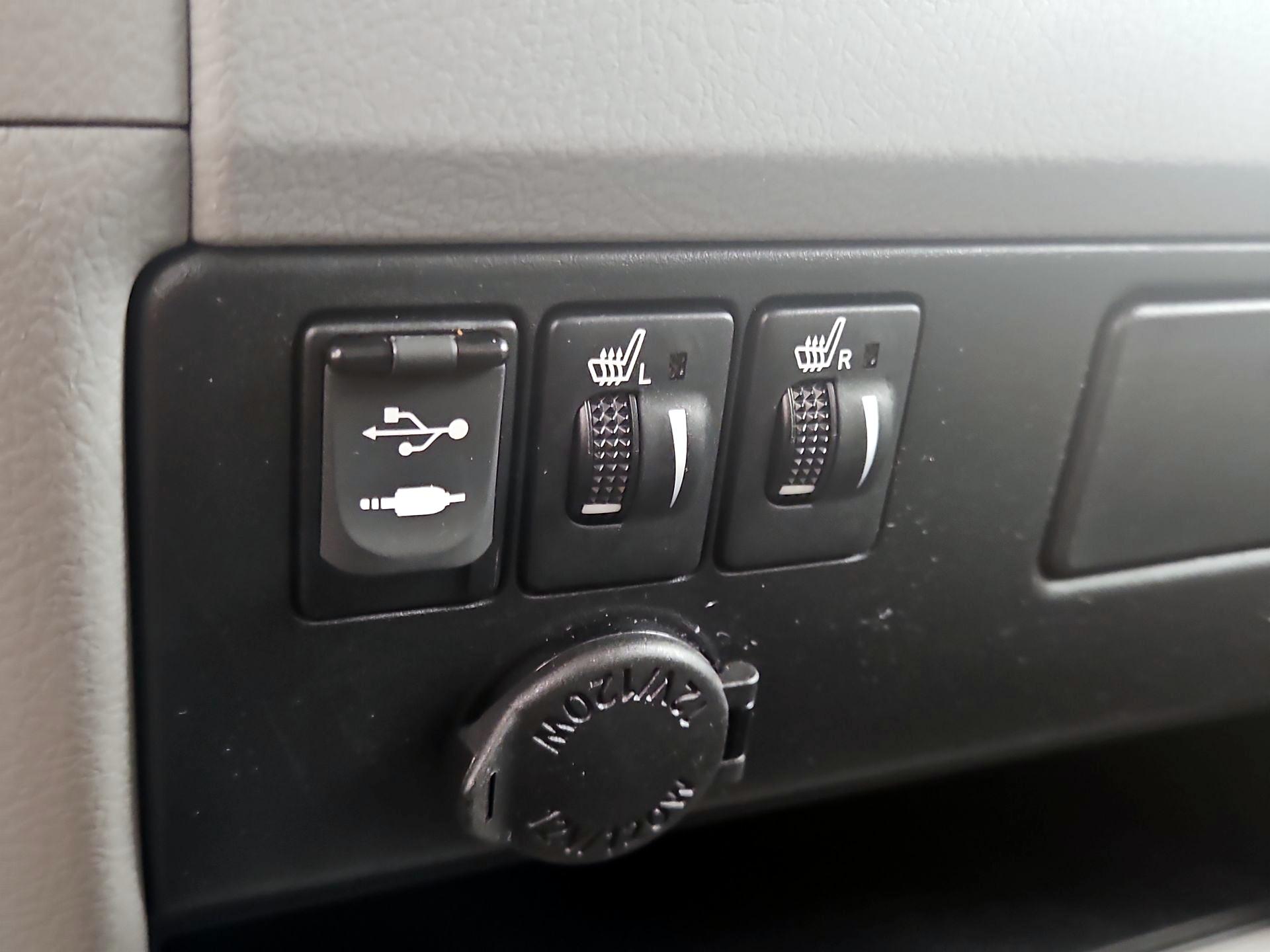 Thumbnail: 2017 Toyota Sienna - 18