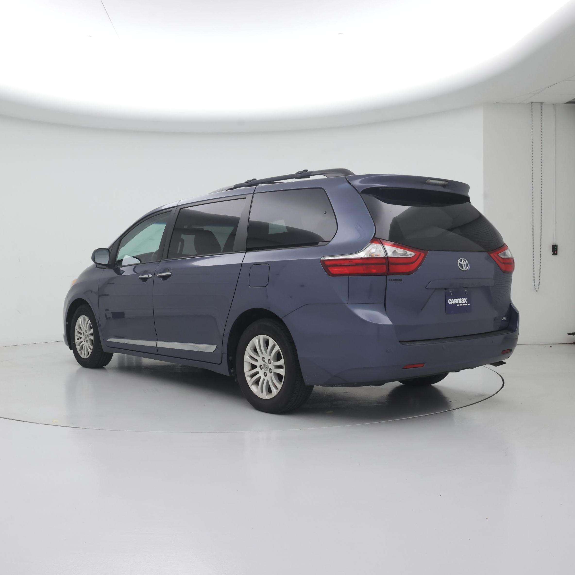 Thumbnail: 2017 Toyota Sienna - 2