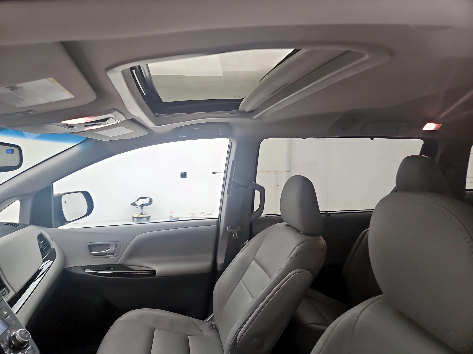 Thumbnail: 2017 Toyota Sienna - 19