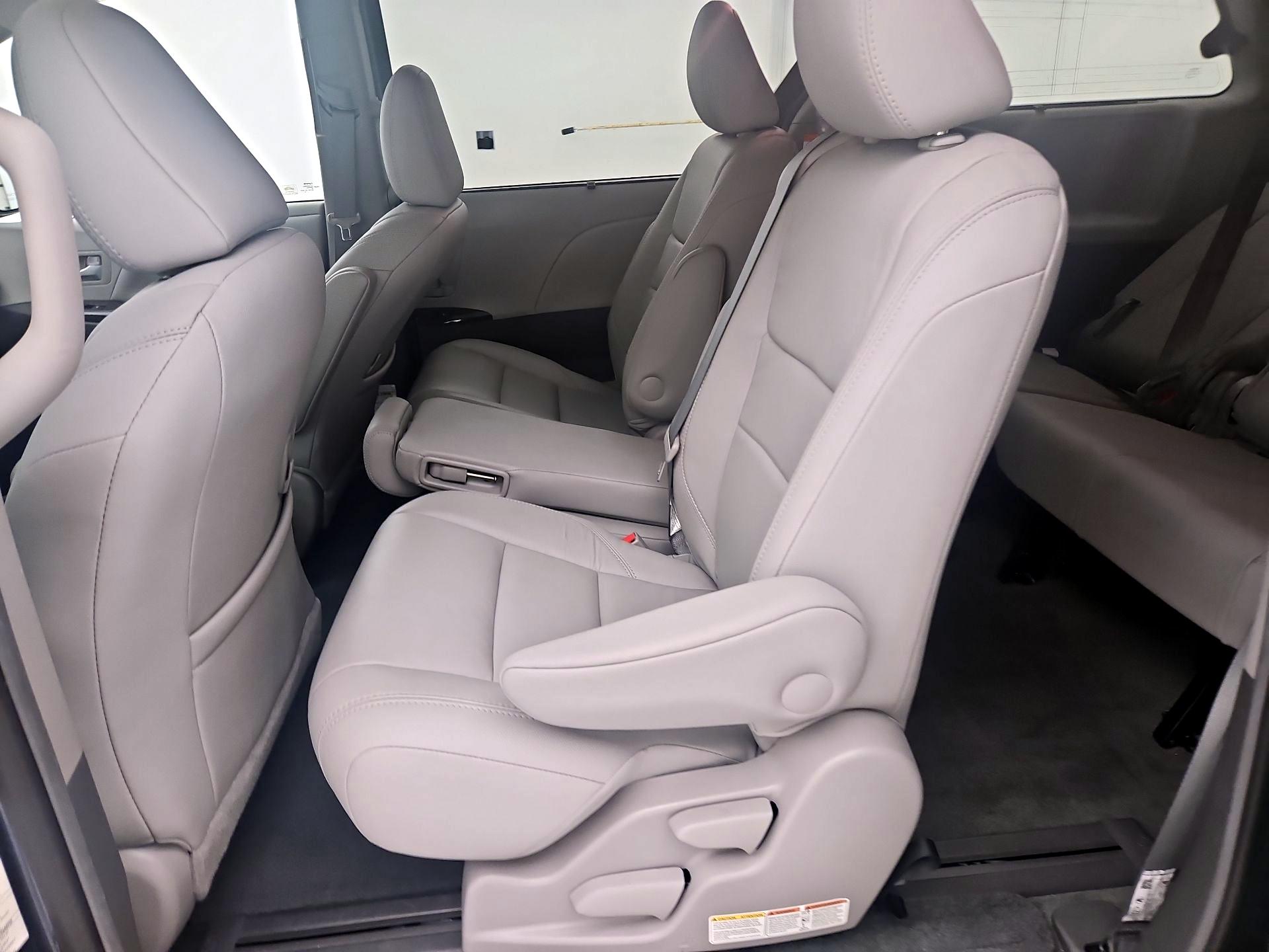Thumbnail: 2017 Toyota Sienna - 20
