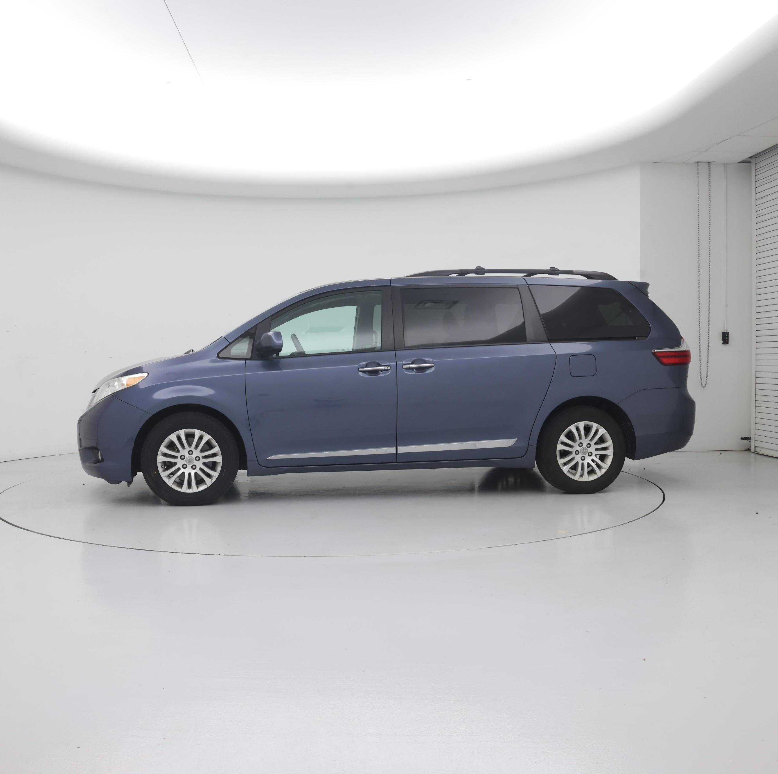 Thumbnail: 2017 Toyota Sienna - 3