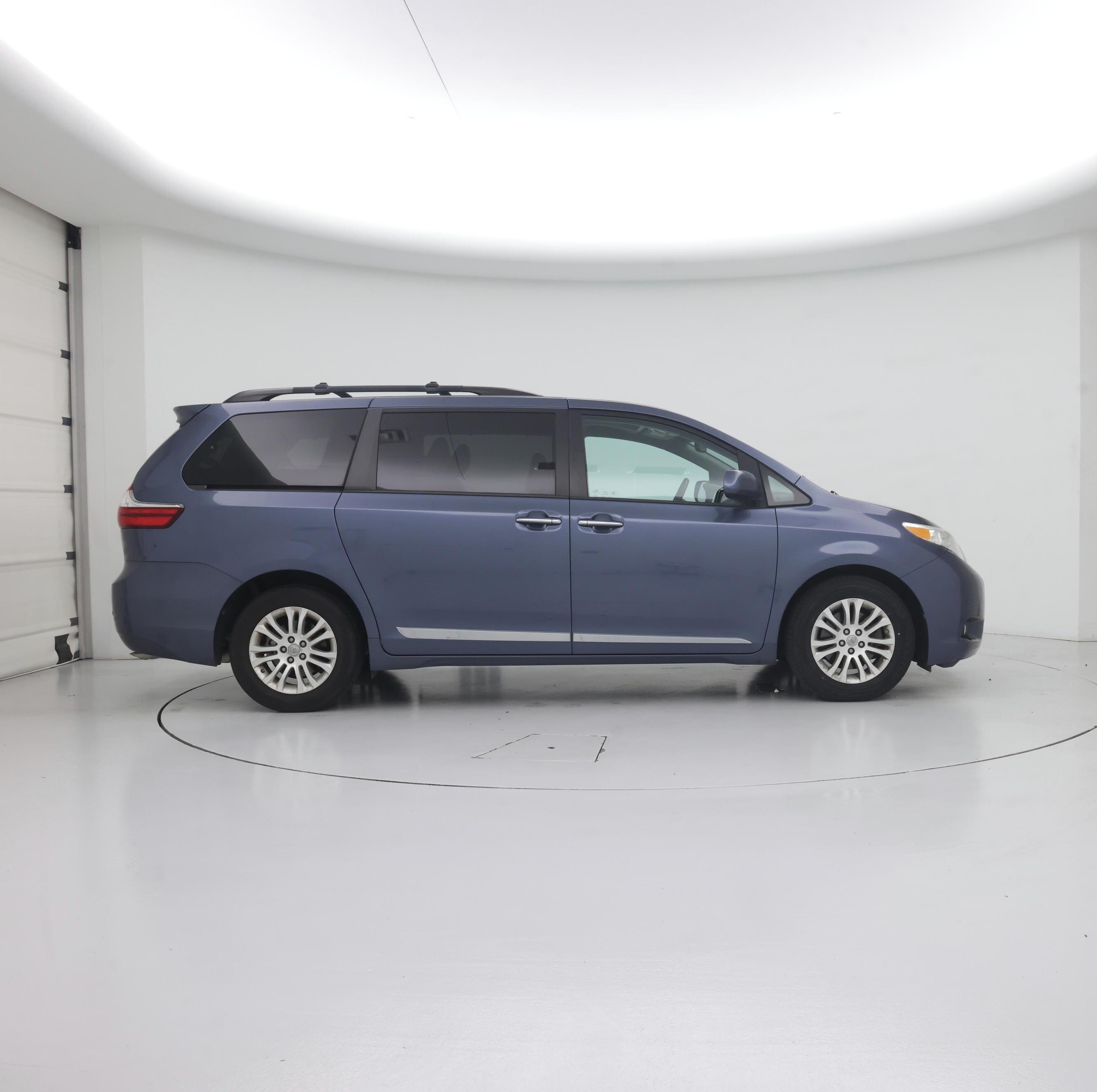 Thumbnail: 2017 Toyota Sienna - 7