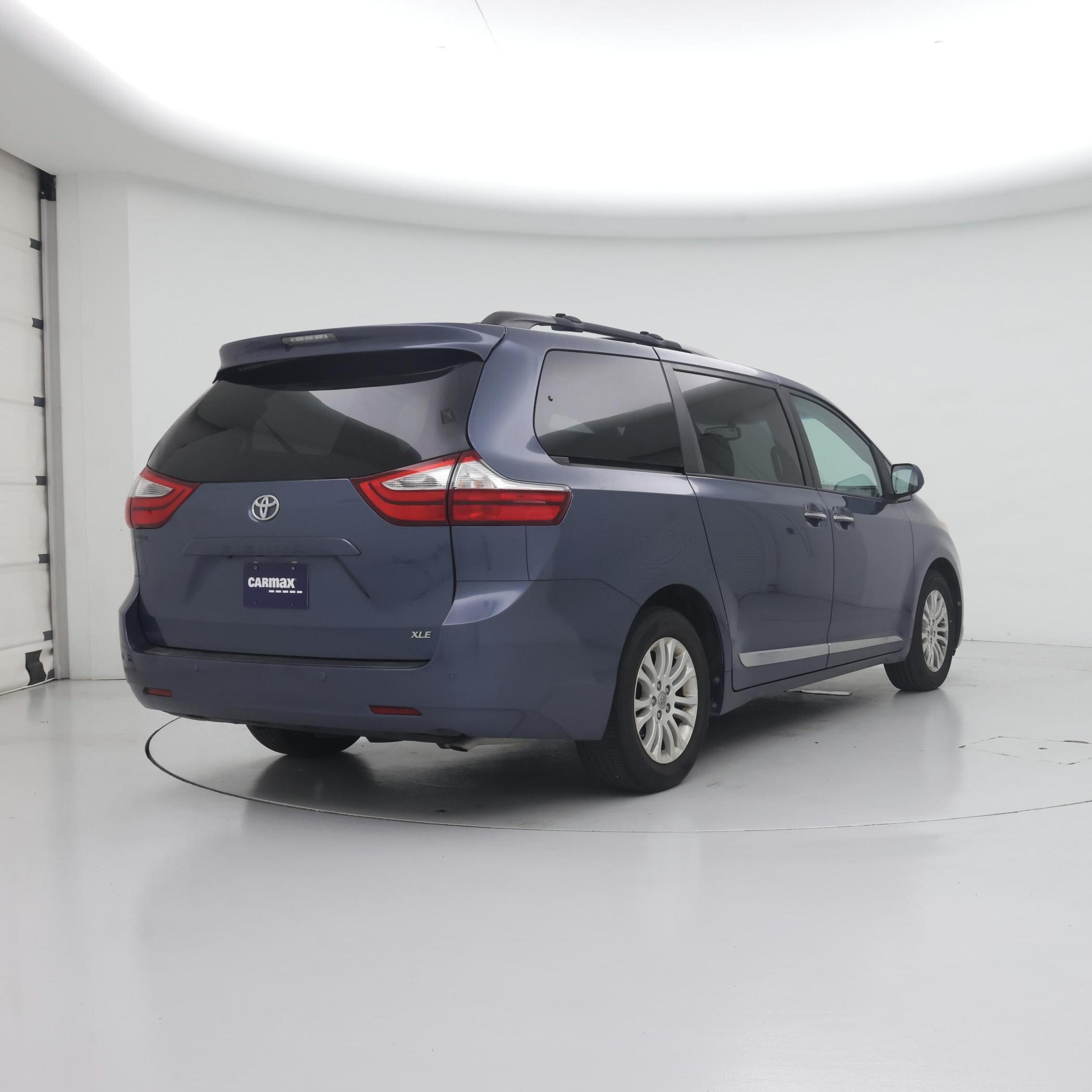 Thumbnail: 2017 Toyota Sienna - 8