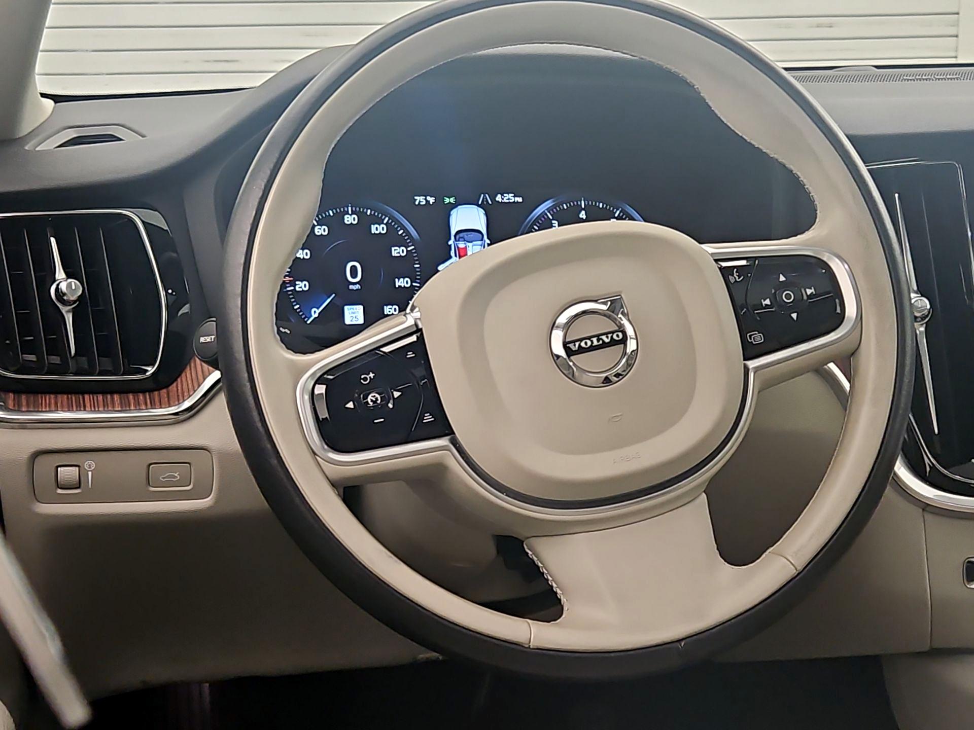 Thumbnail: 2019 Volvo S60 - 10