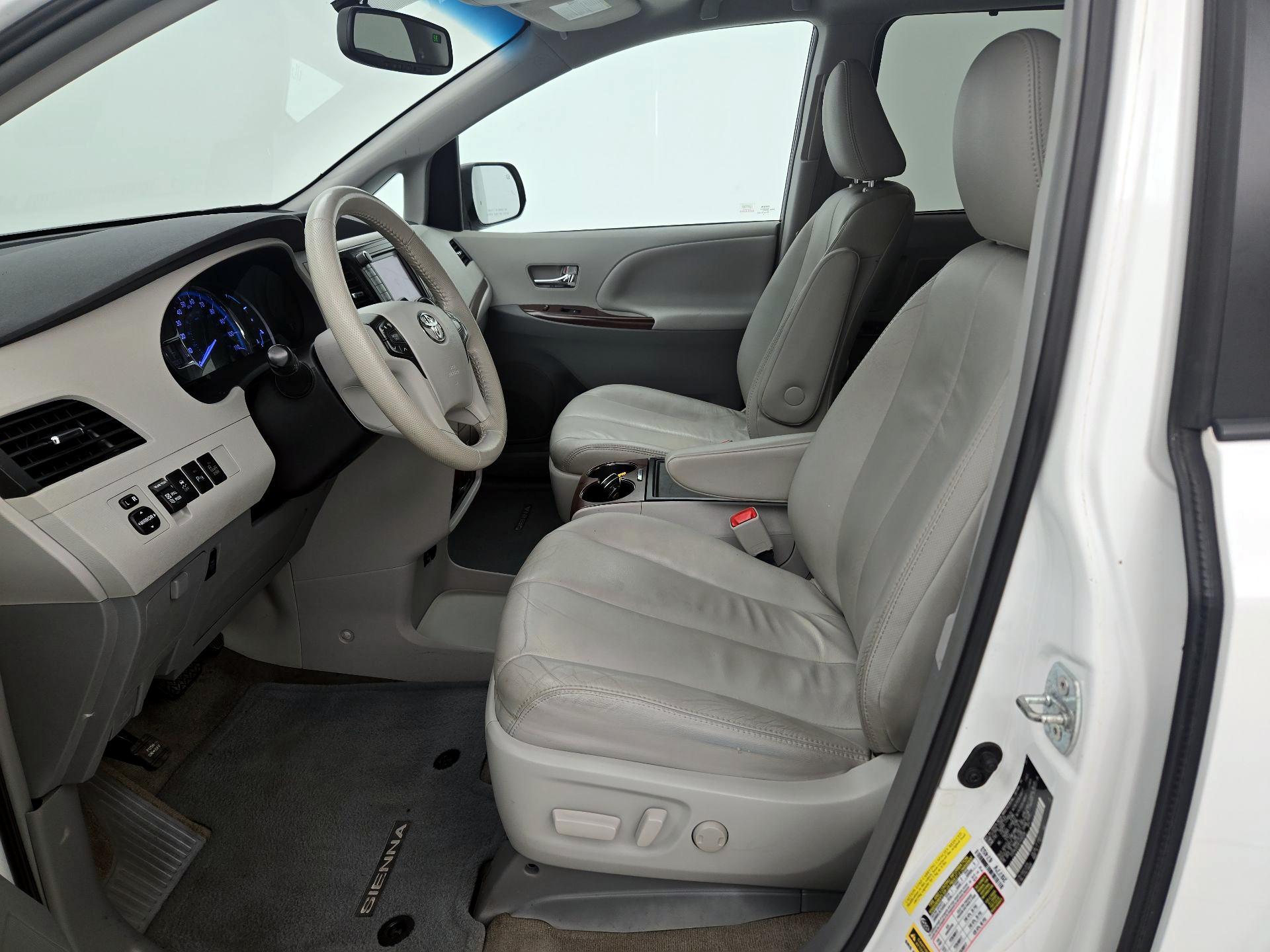 Thumbnail: 2014 Toyota Sienna - 11