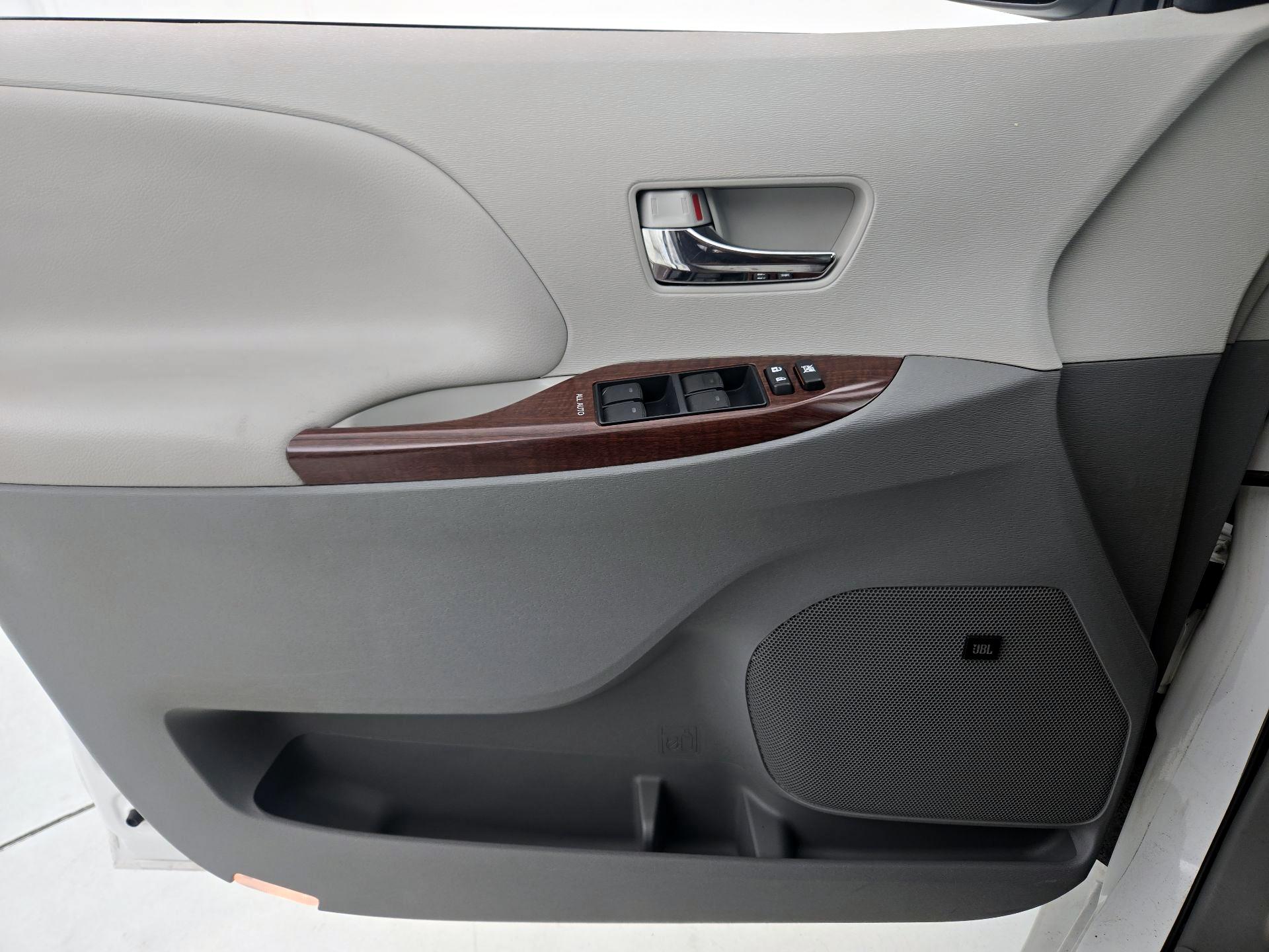 Thumbnail: 2014 Toyota Sienna - 12