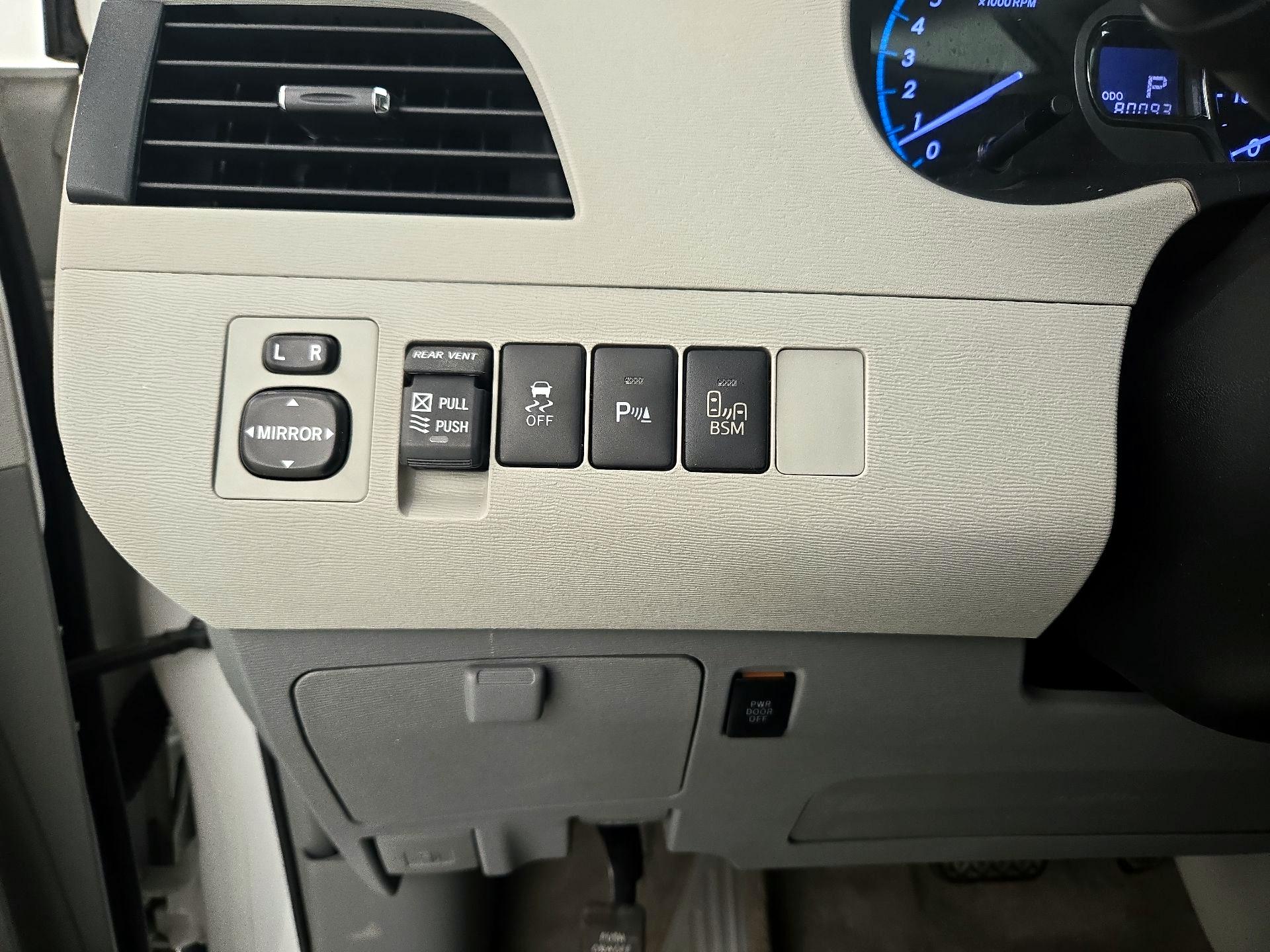 Thumbnail: 2014 Toyota Sienna - 13