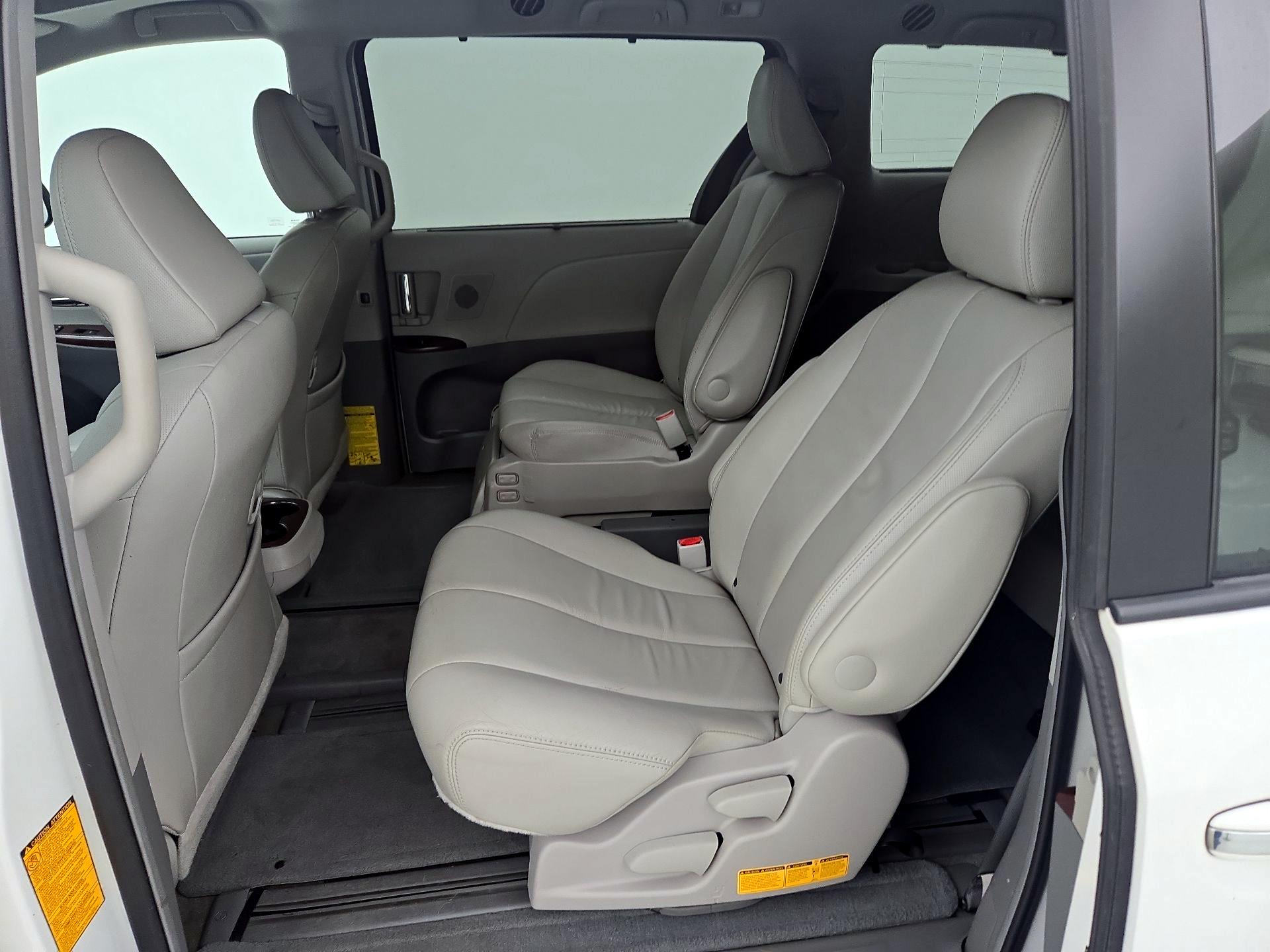 Thumbnail: 2014 Toyota Sienna - 20