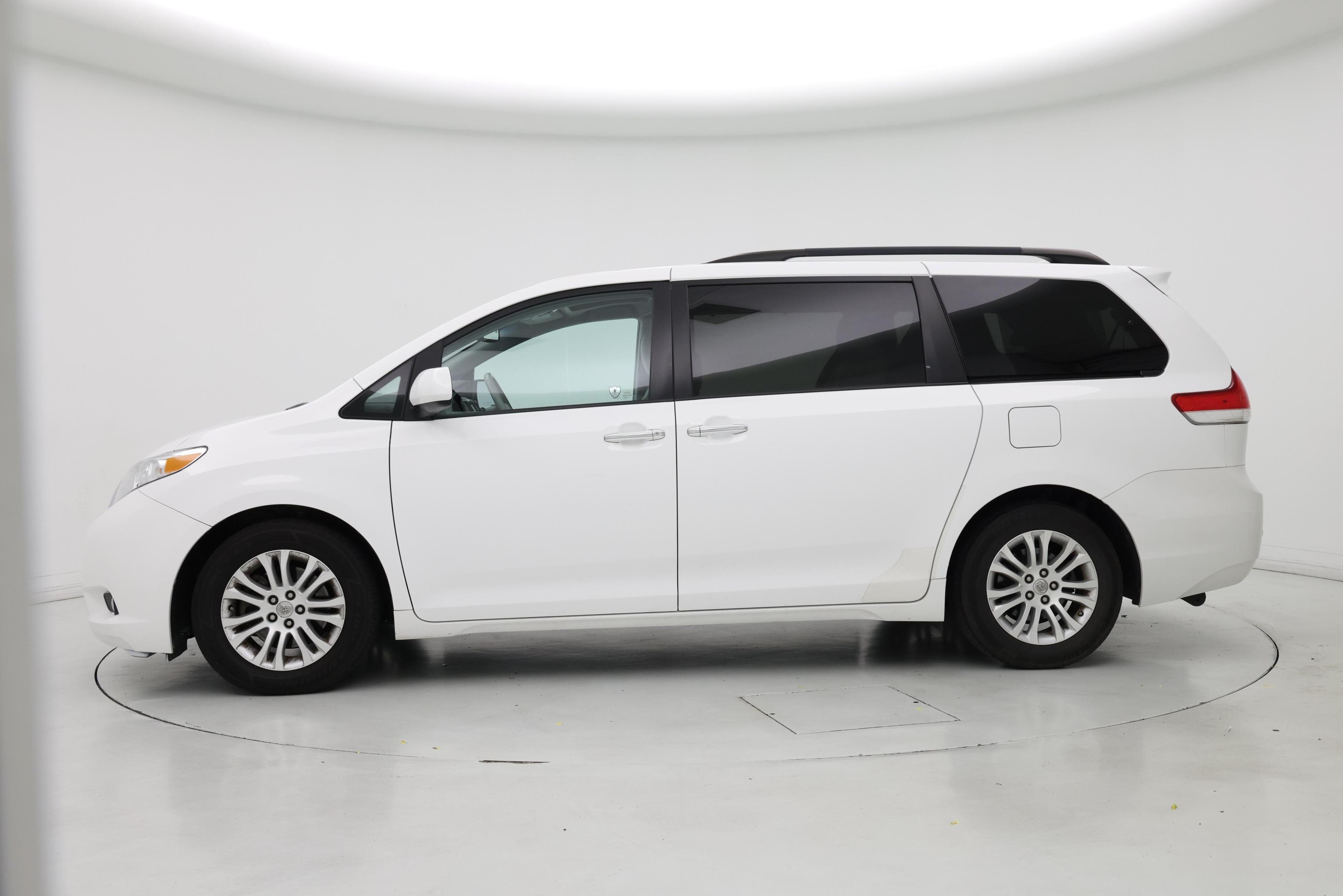 Thumbnail: 2014 Toyota Sienna - 3