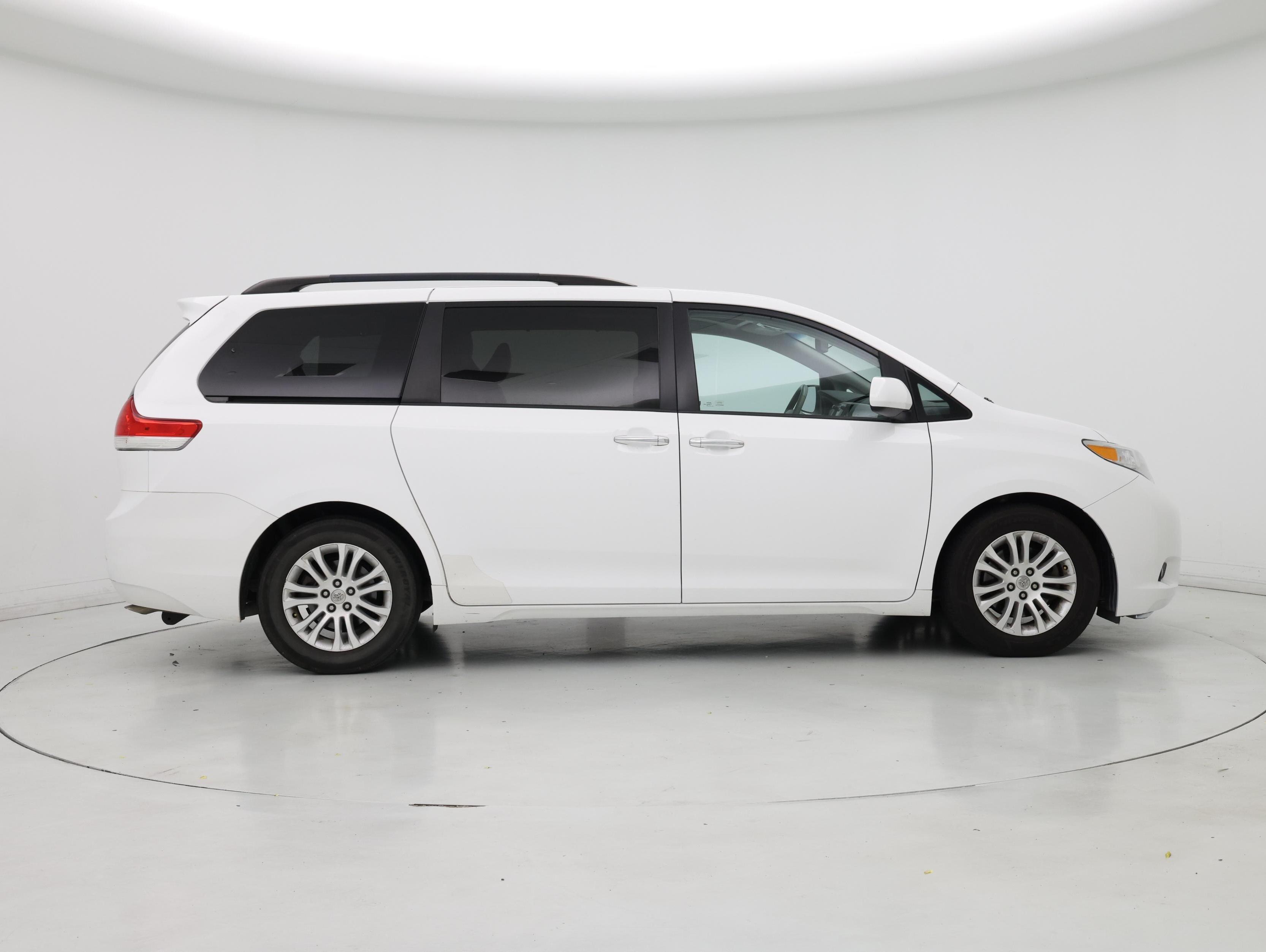 Thumbnail: 2014 Toyota Sienna - 7