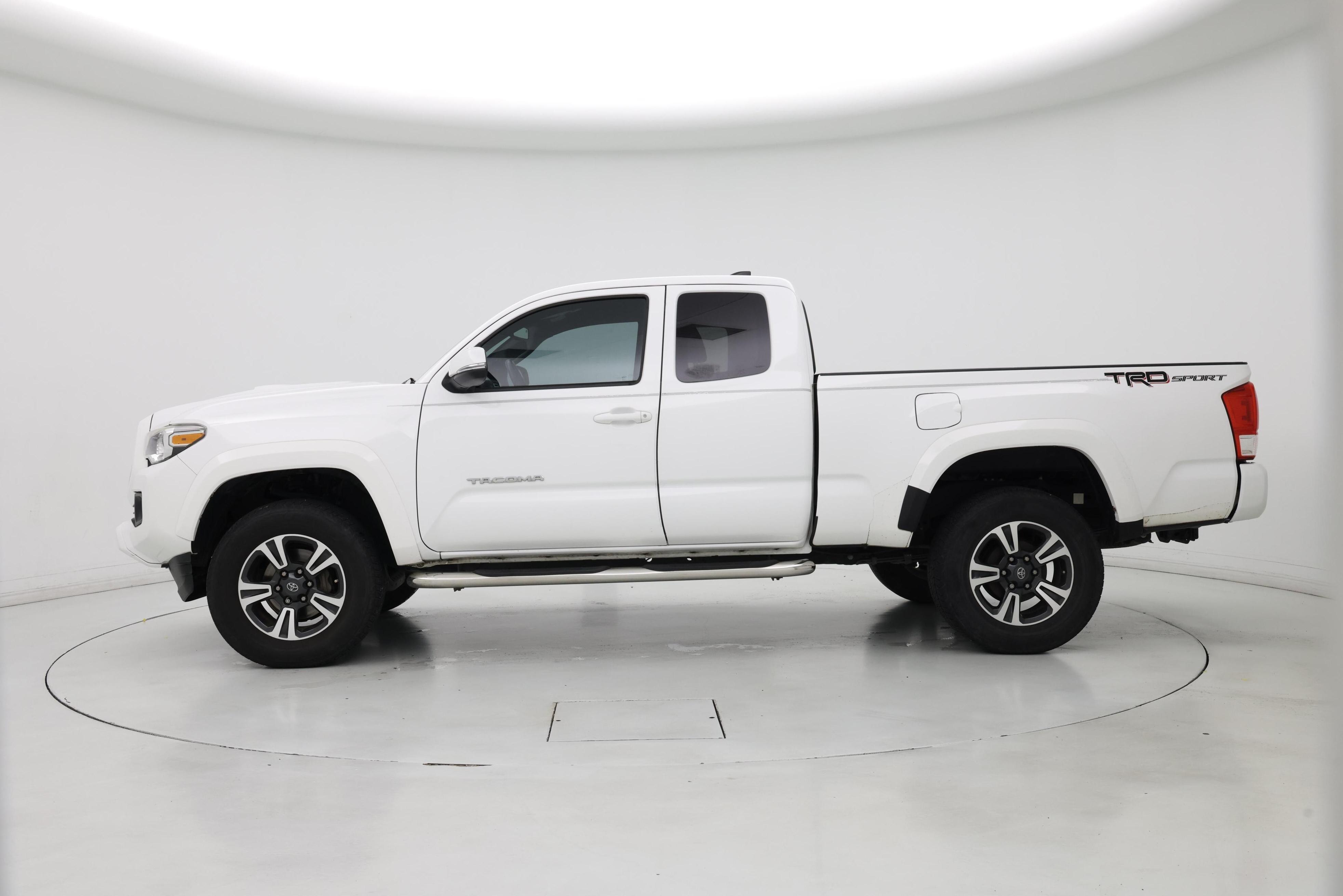 Thumbnail: 2016 Toyota Tacoma - 3
