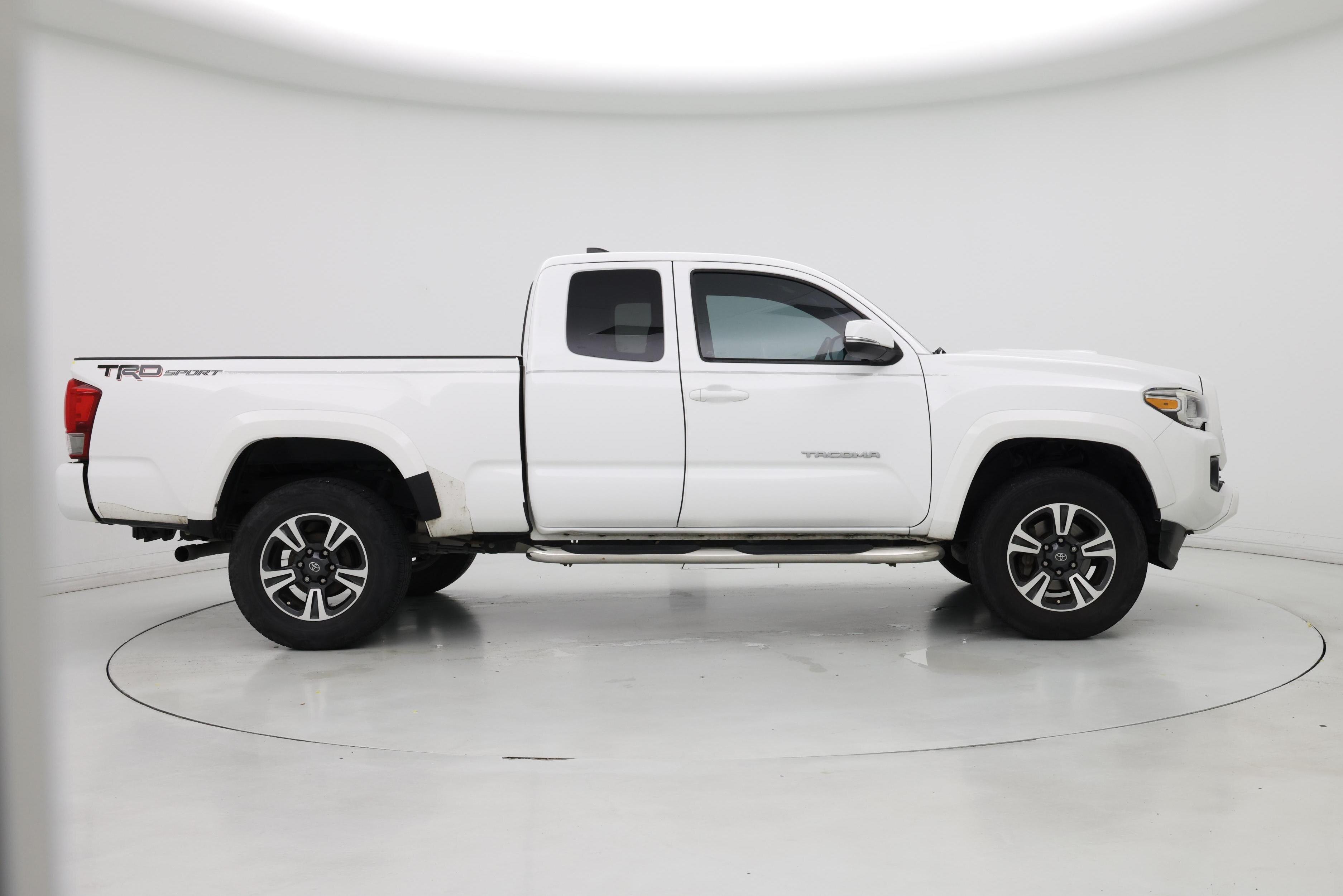 Thumbnail: 2016 Toyota Tacoma - 7