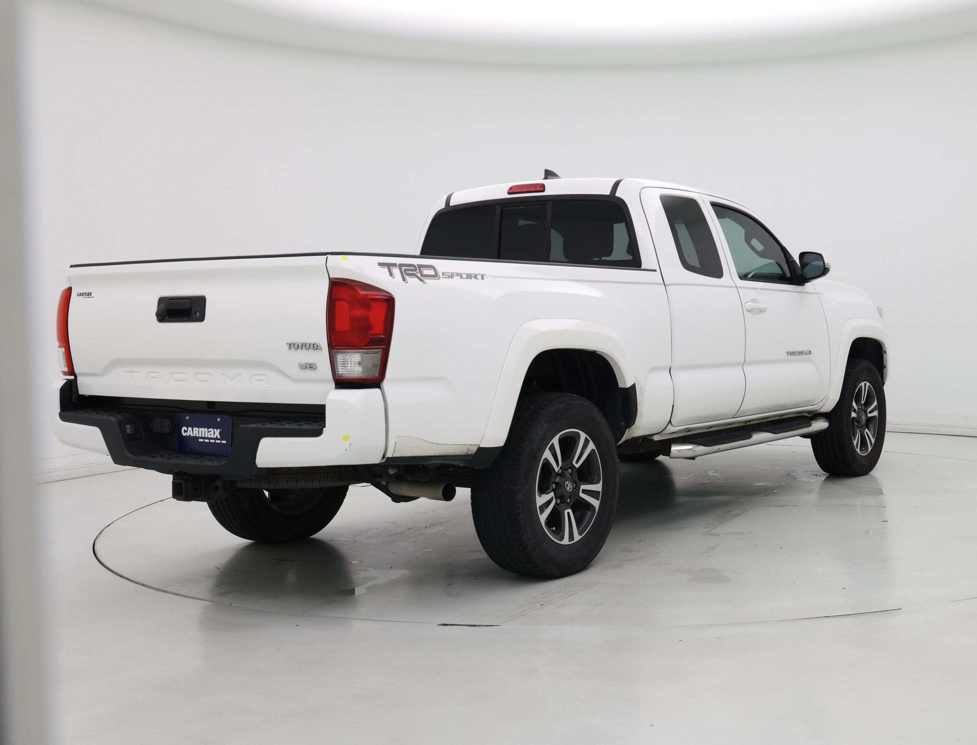 Thumbnail: 2016 Toyota Tacoma - 8