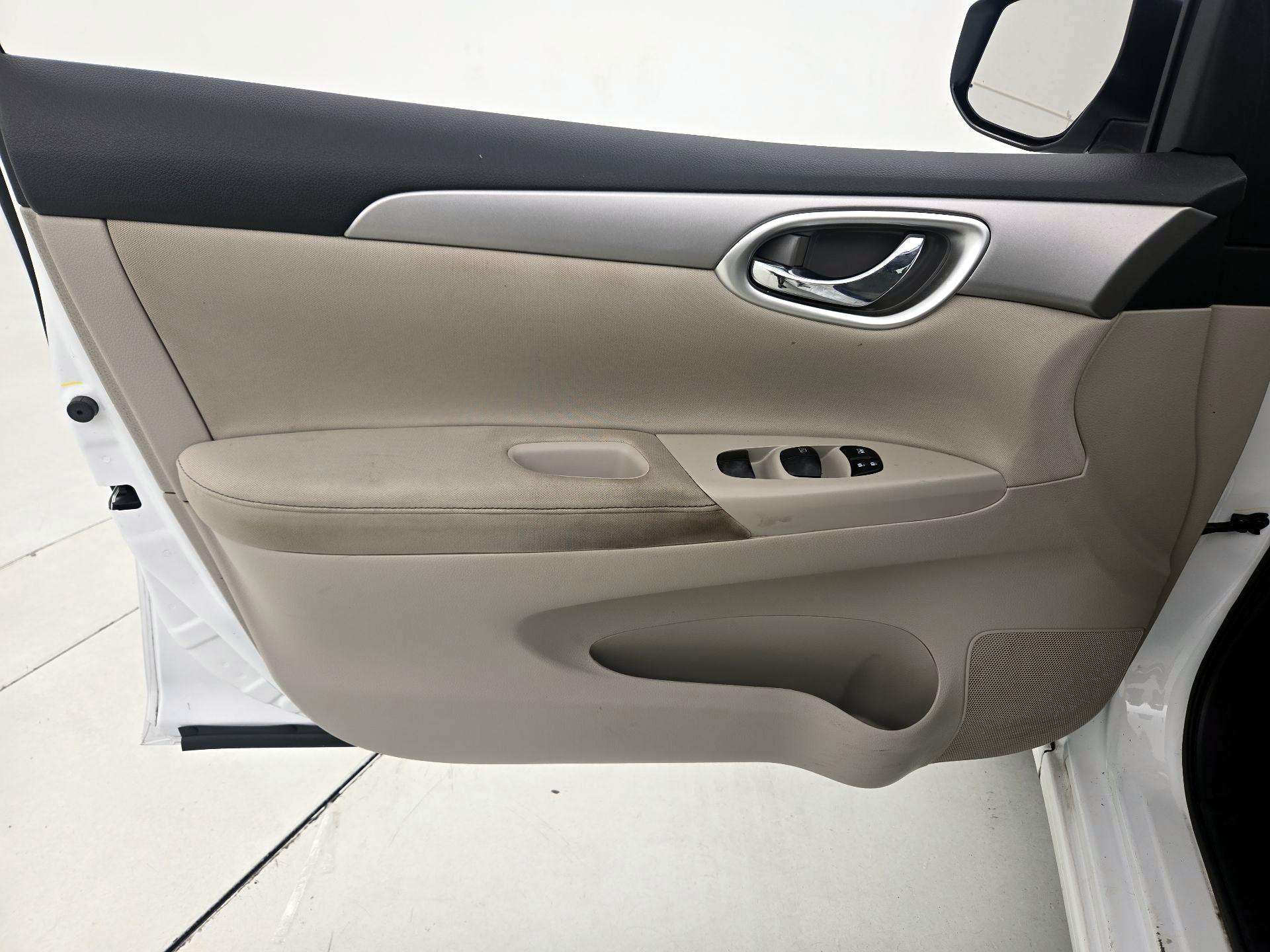 Thumbnail: 2015 Nissan Sentra - 12