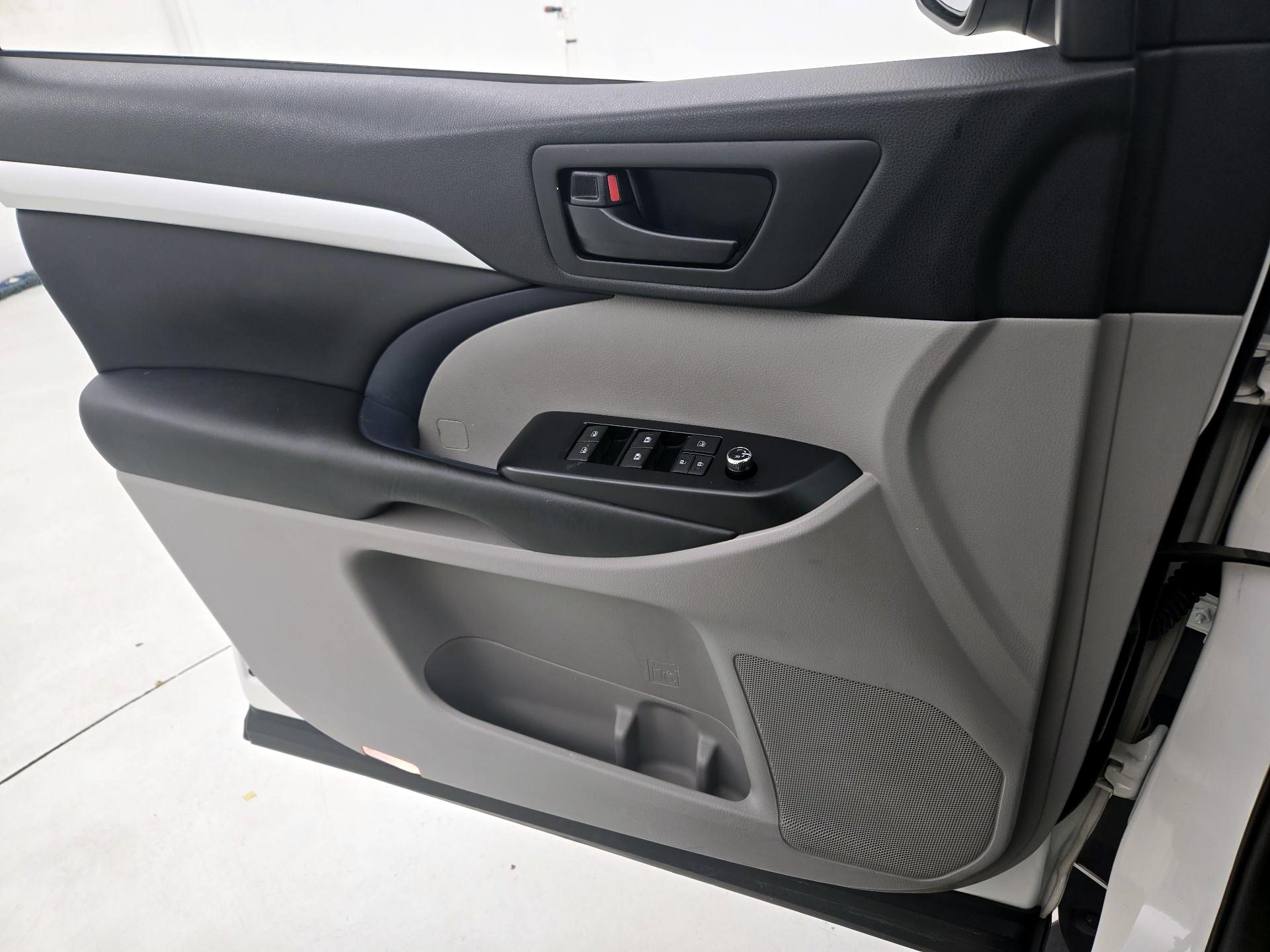 Thumbnail: 2019 Toyota Highlander - 12