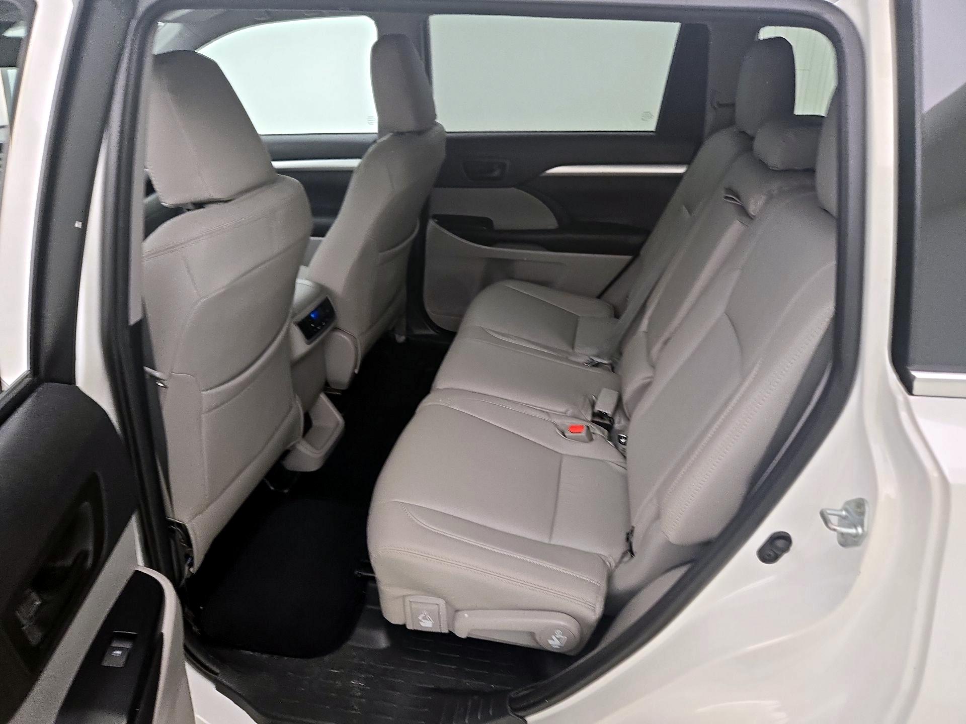 Thumbnail: 2019 Toyota Highlander - 19