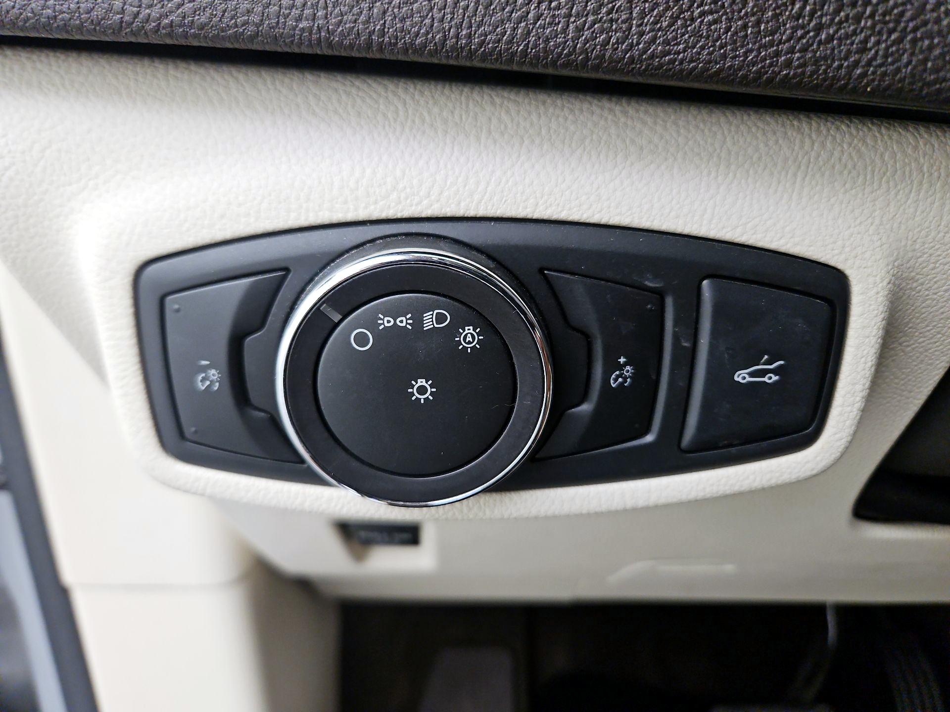Thumbnail: 2015 Lincoln MKC - 13