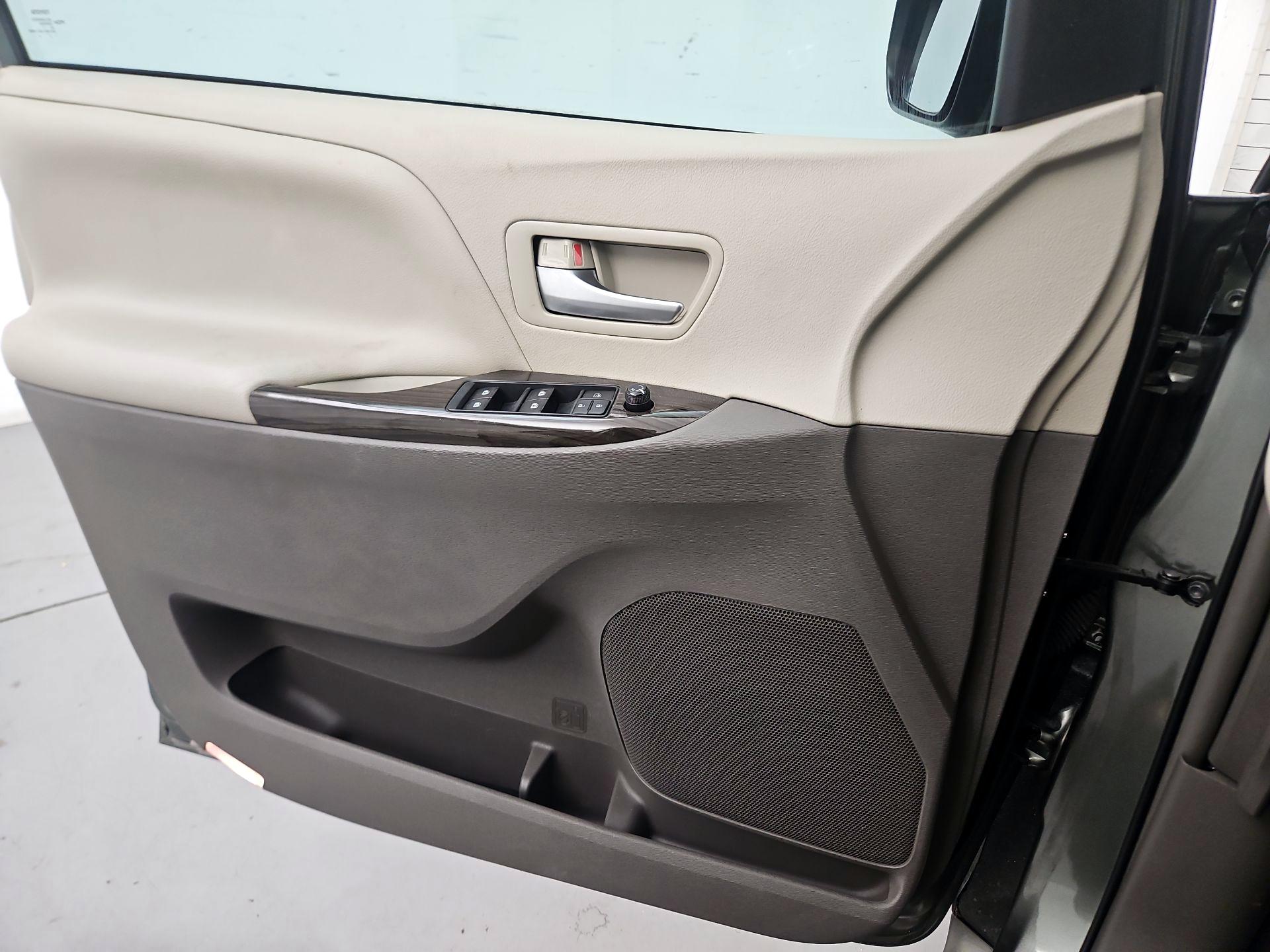 Thumbnail: 2018 Toyota Sienna - 12