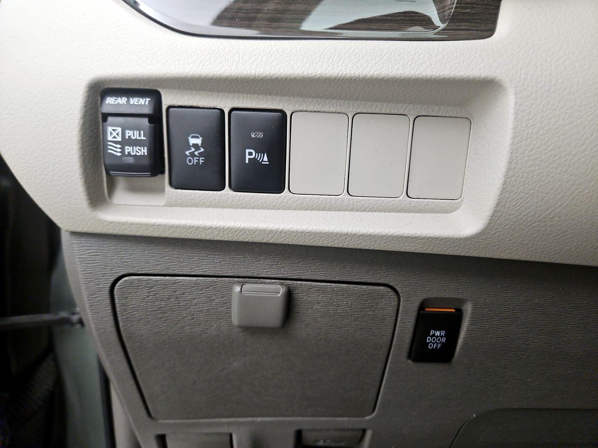 Thumbnail: 2018 Toyota Sienna - 13