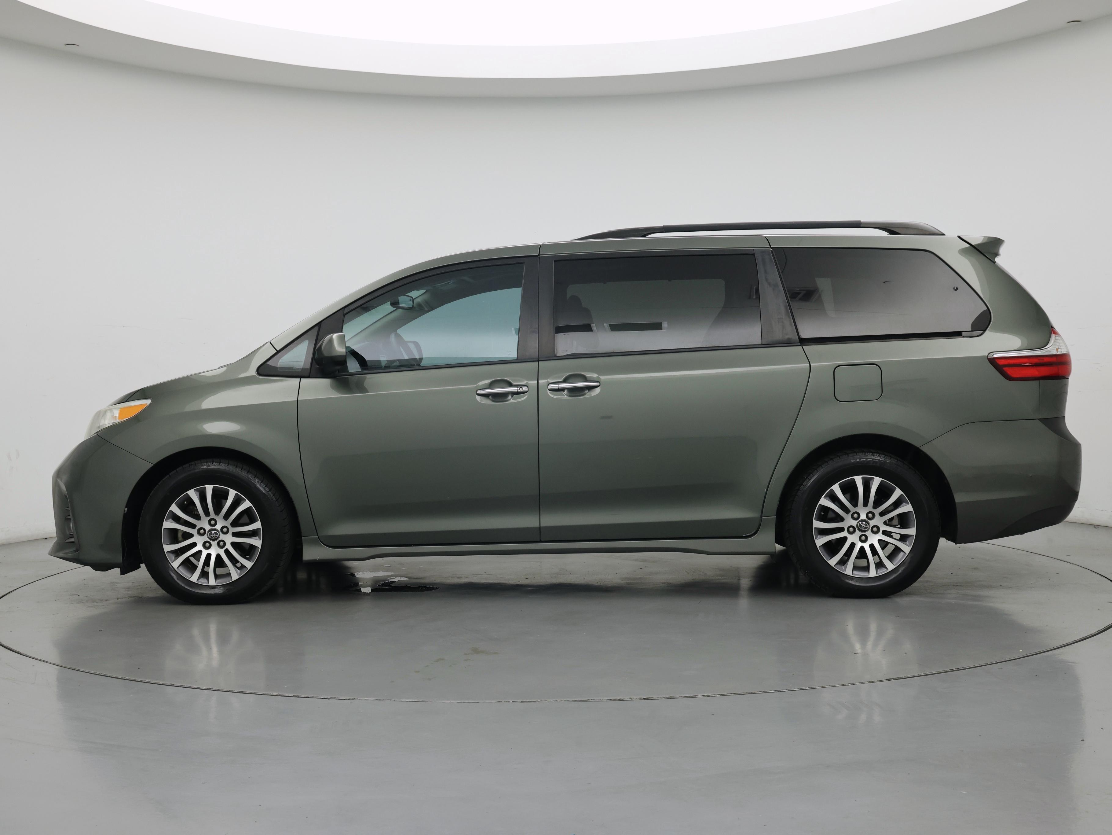 Thumbnail: 2018 Toyota Sienna - 3