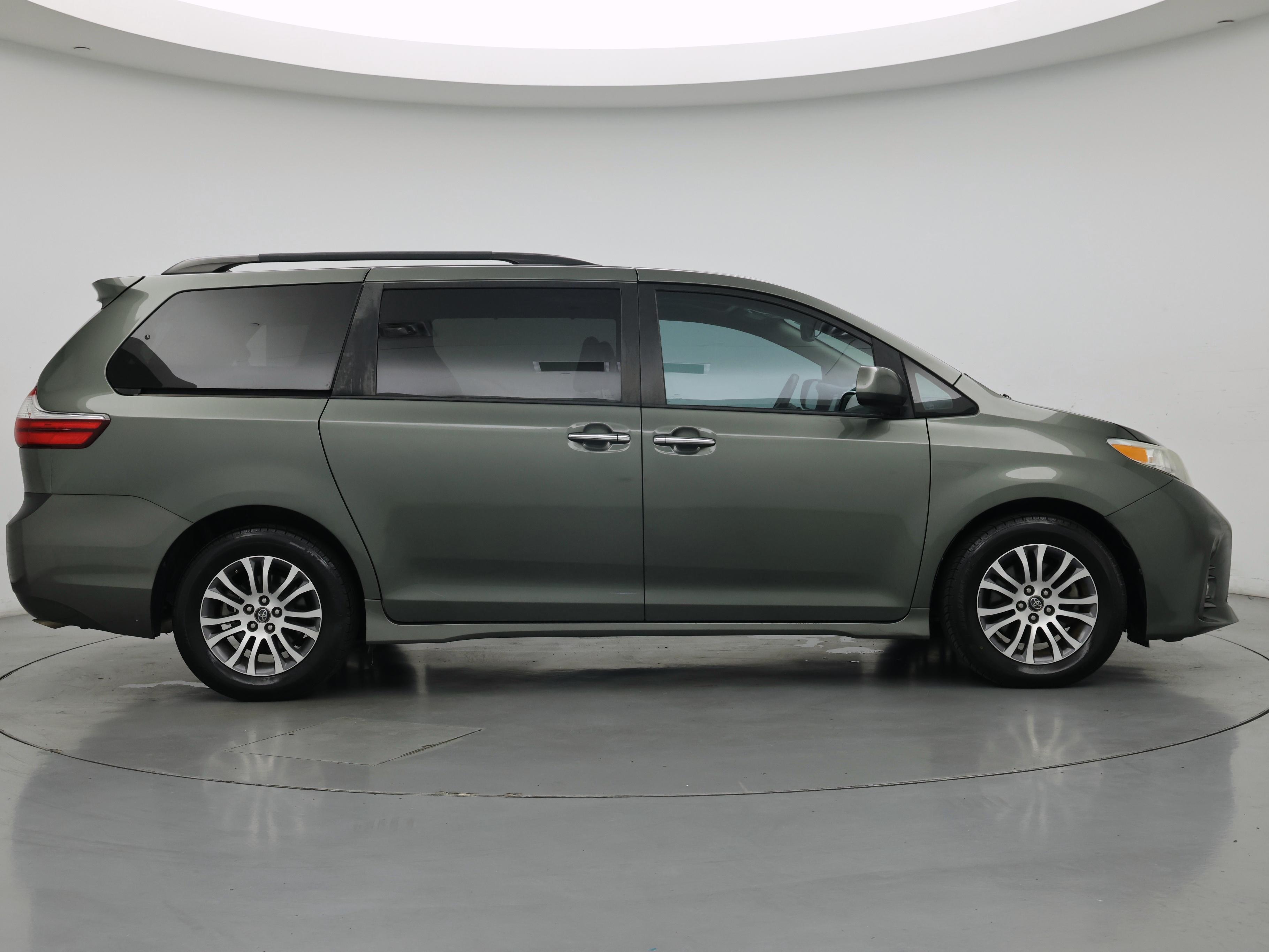 Thumbnail: 2018 Toyota Sienna - 7