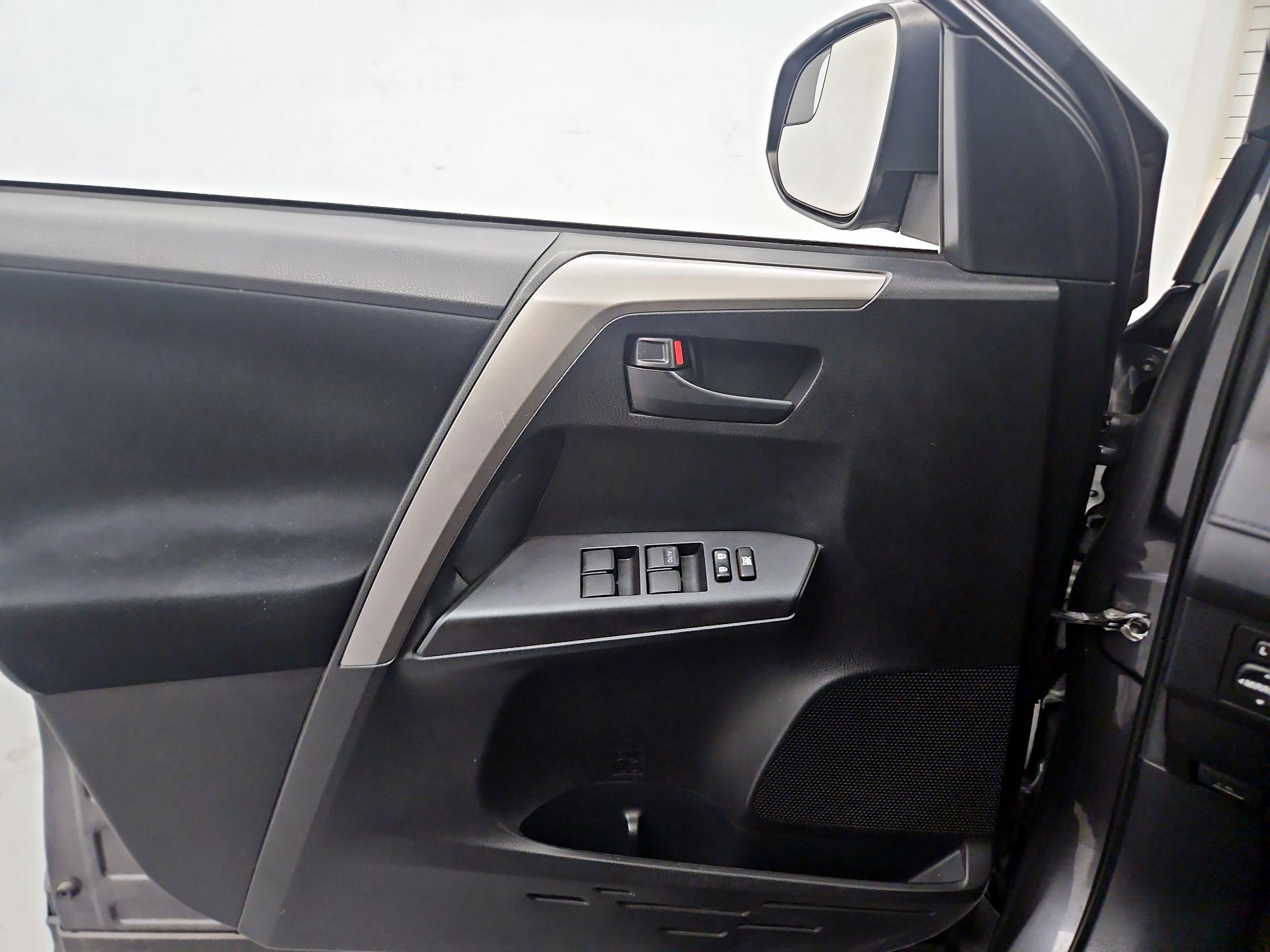 Thumbnail: 2018 Toyota RAV4 - 10