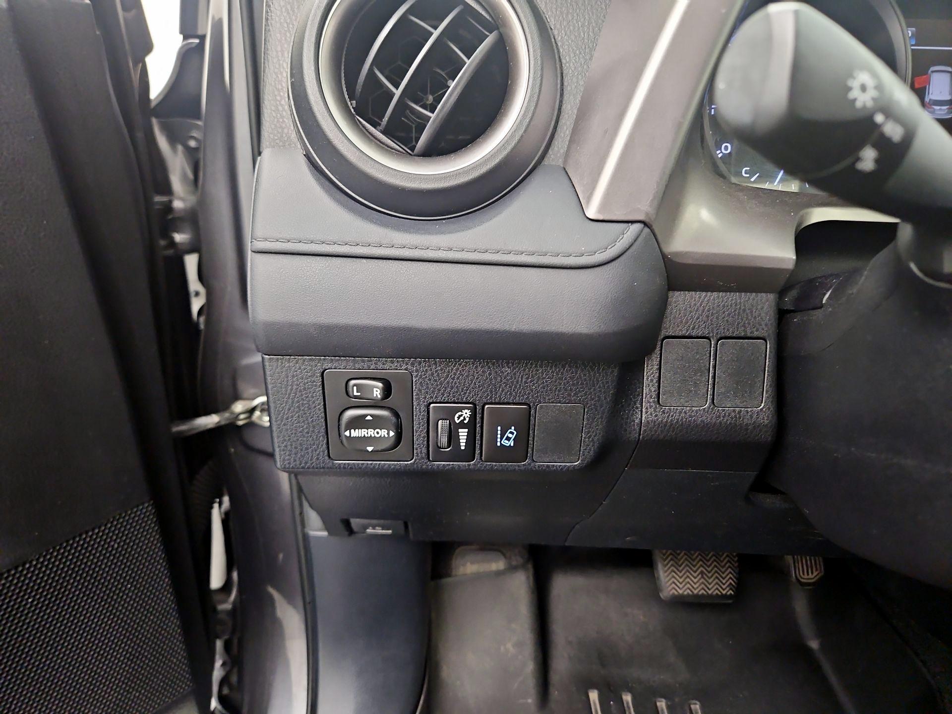 Thumbnail: 2018 Toyota RAV4 - 11