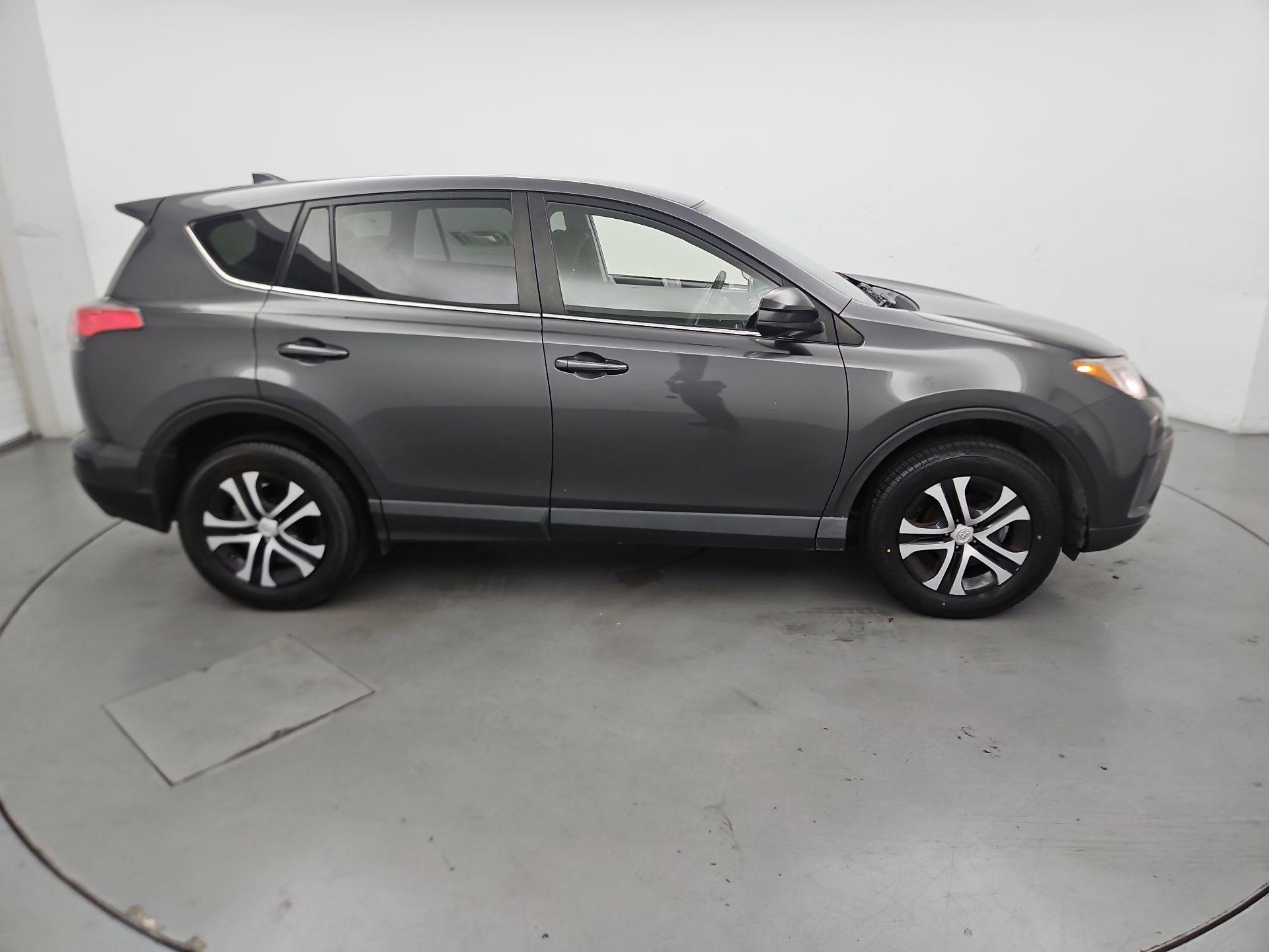 Thumbnail: 2018 Toyota RAV4 - 4