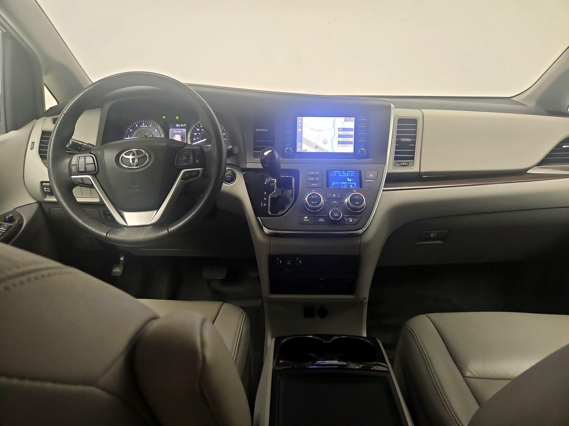 Thumbnail: 2018 Toyota Sienna - 9