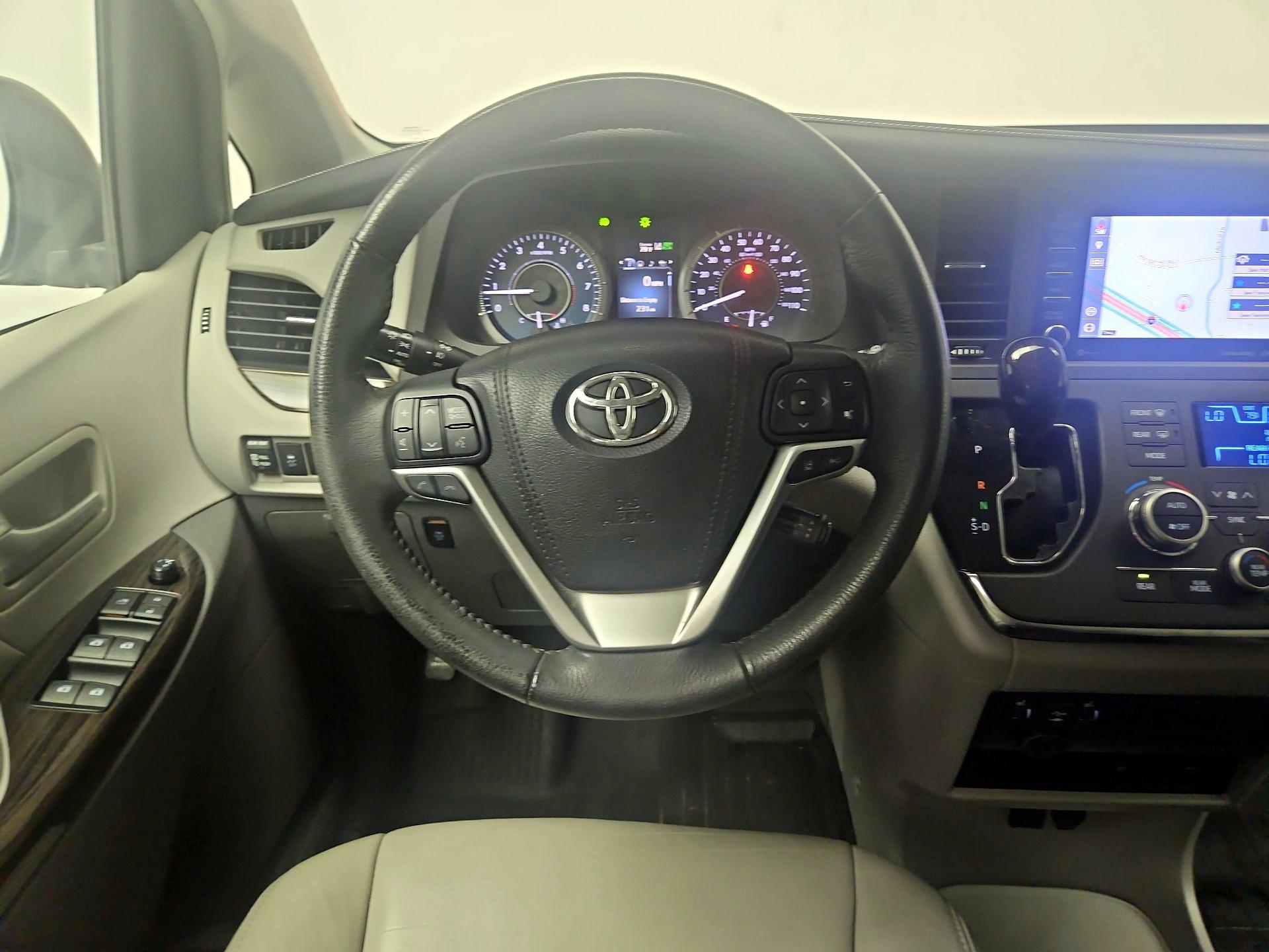 Thumbnail: 2018 Toyota Sienna - 10