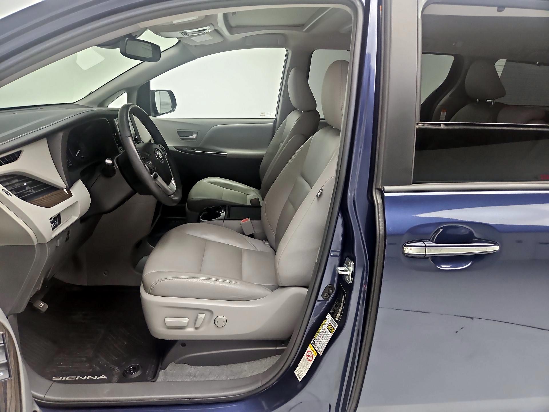 Thumbnail: 2018 Toyota Sienna - 11