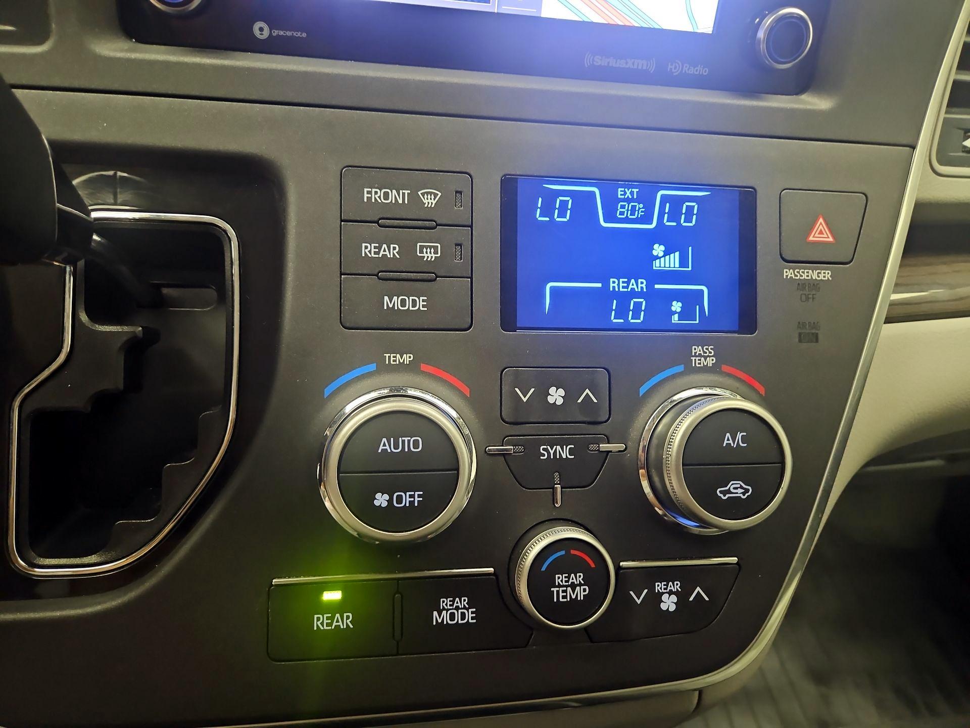 Thumbnail: 2018 Toyota Sienna - 17