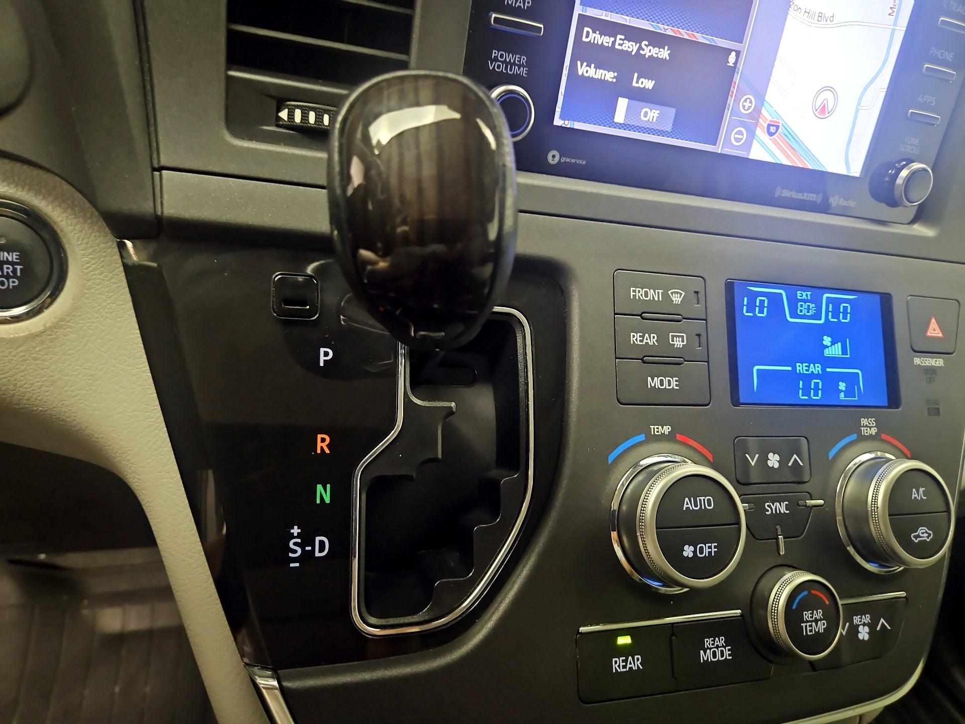 Thumbnail: 2018 Toyota Sienna - 18