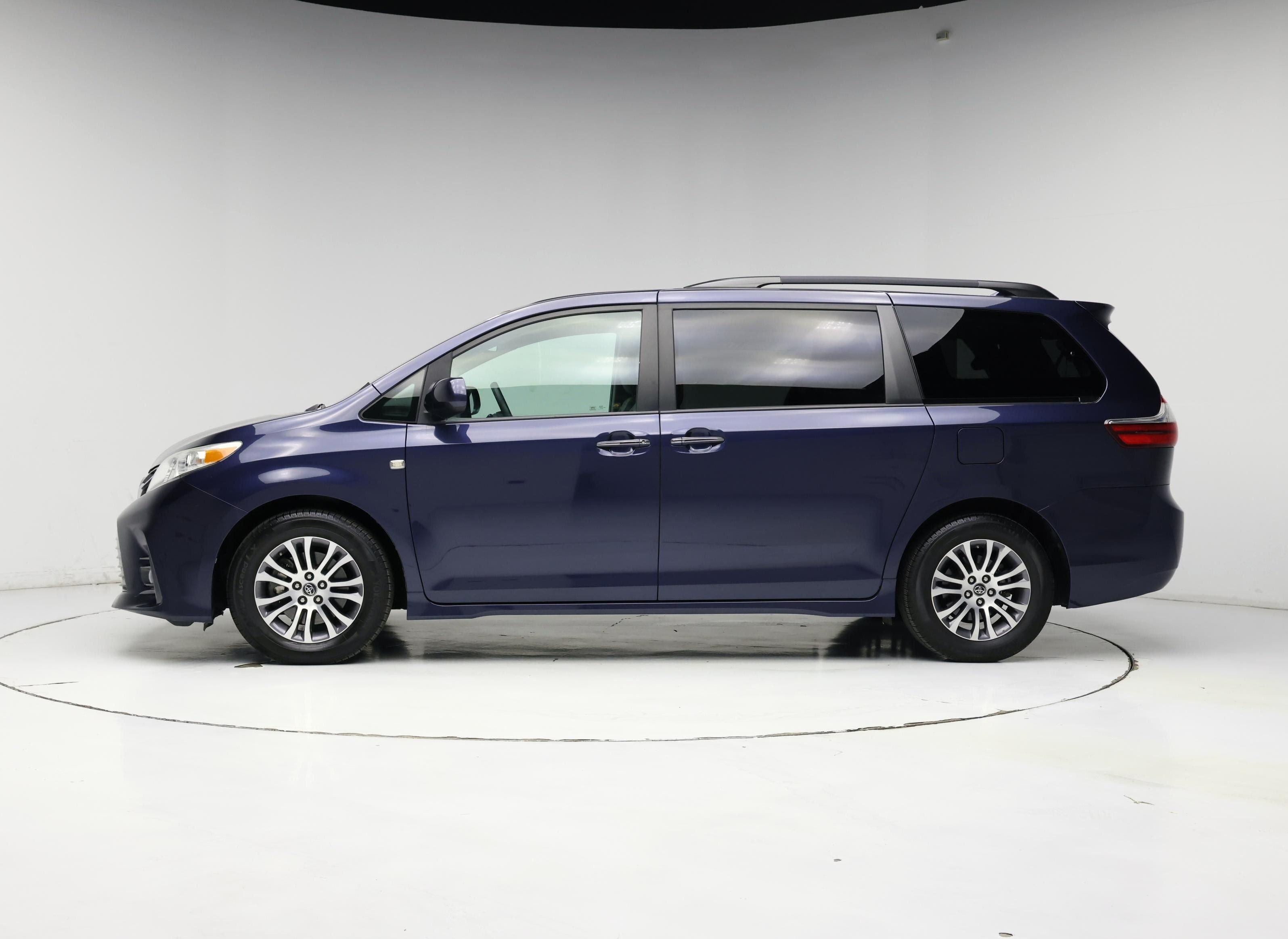 Thumbnail: 2018 Toyota Sienna - 3